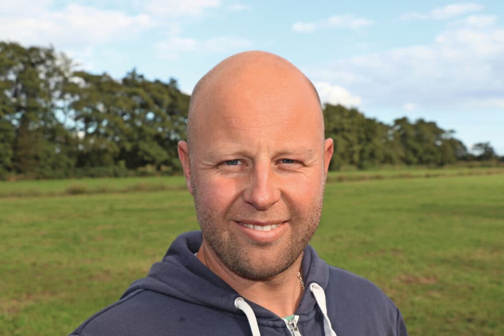 Stefan Mul (37), Barend Mul (66) en Tineke Mul (70) runnen een biologisch melkveebedrijf in Fluitenberg. Ze melken 80 melkkoeien op 110 hectare.