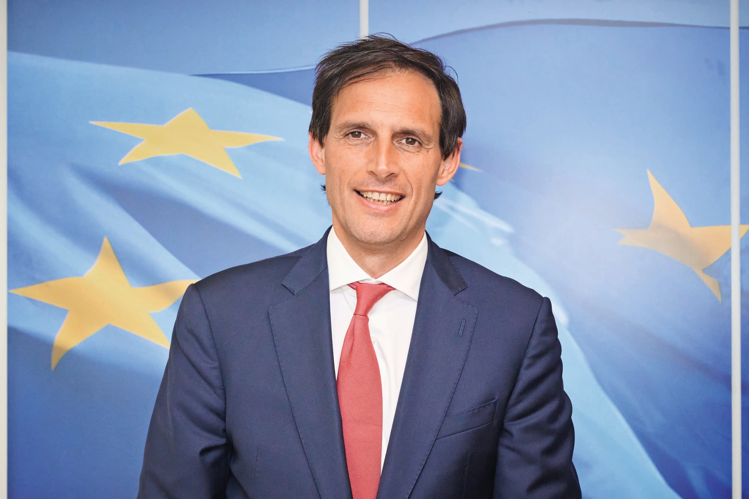 Eurocommissaris Wopke Hoekstra voor Klimaat wist na zware onderhandelingen de Europese klimaatdoelen overeind te houden. De mogelijkheid om CO₂-reductie via koolstofcertificaten van buiten de EU te compenseren, wordt wel groter. Foto: Europese Unie