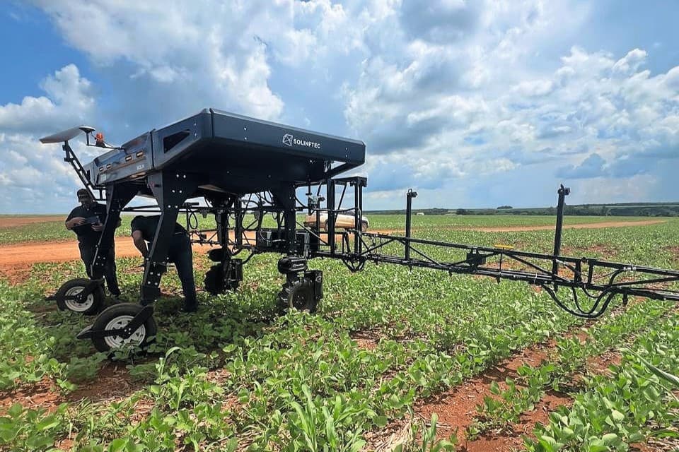 Elke Solix-robot bewerkt 150 hectare. Om 1.500 hectare 24 uur per dag te bewerken, had Fazendas Reunidas tien stuks nodig. Ze worden aangedreven door zonne-energie. Foto's: Fazendas Reunidas