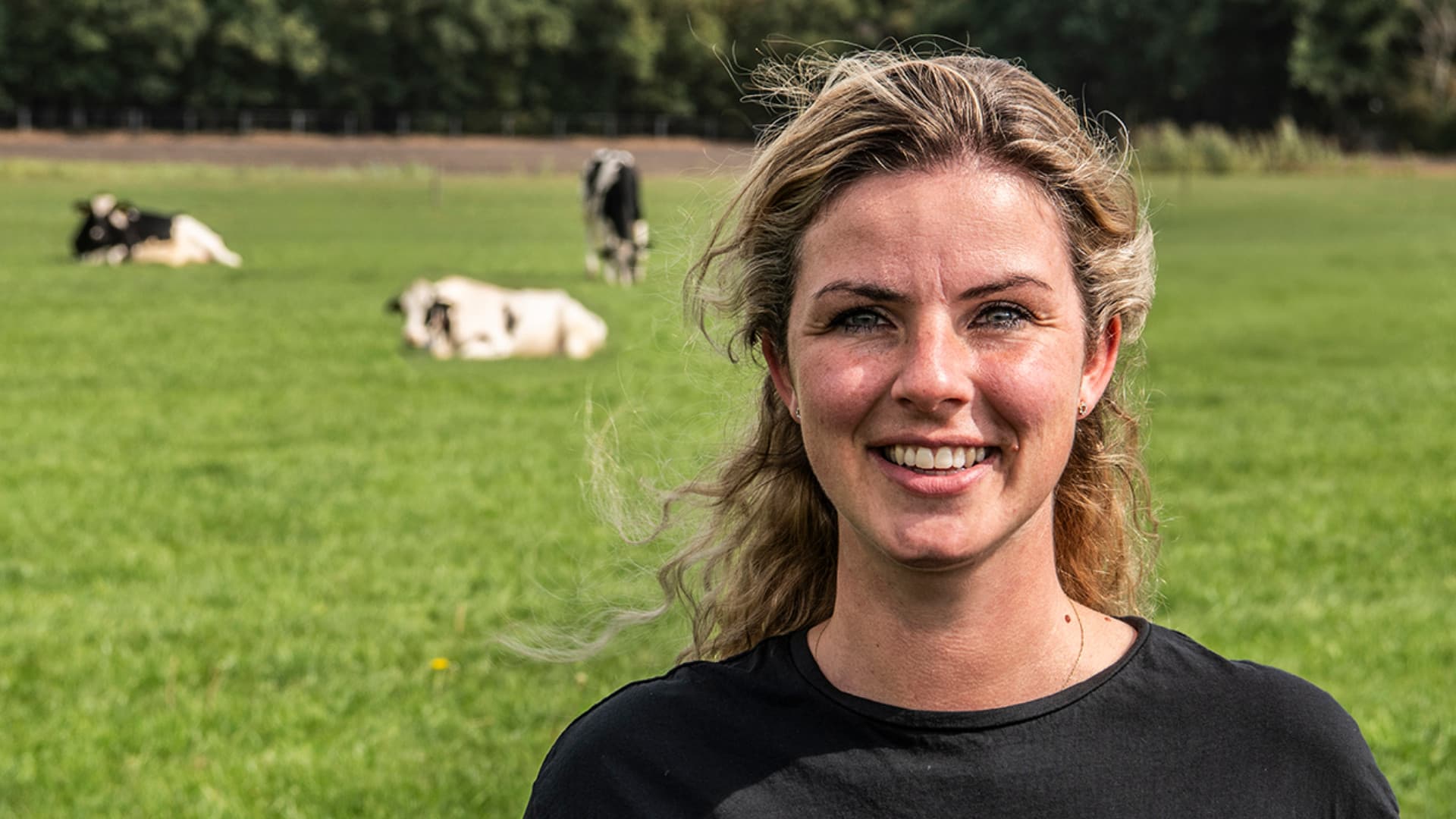 Debbie van Beek runt samen met haar man Jeroen in het Brabantse Teteringen een melkveebedrijf met ruim 140 melkkoeien en 100 stuks jongvee. Foto's: FrieslandCampina