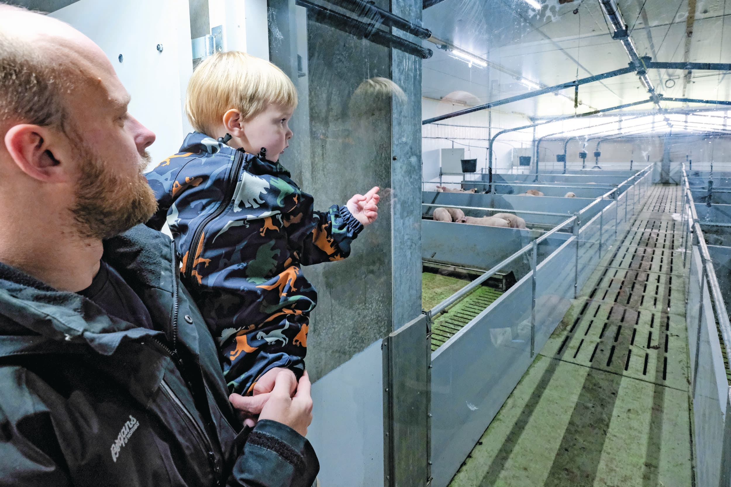 Vanachter plexiglas kunnen bezoekers een blik werpen op de dieren. Niek Hoekstra geniet met zijn zoontje Christian van datgene wat er te zien en te doen is op de open dag. Foto's: Jan Willem van Vliet