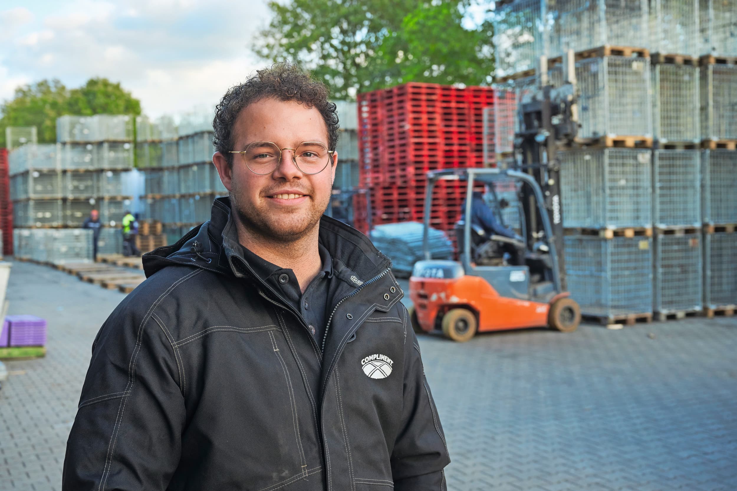 Siem Verbakel (25) woont in Volkel (N.-Br.). Het bedrijf thuis heet Compliment BV. Het omvat 500 hectare vollegrondsgroenten plus een eigen verwerkings-, verpakkings- en distributiecentrum. Foto's: Van Assendelft fotografie