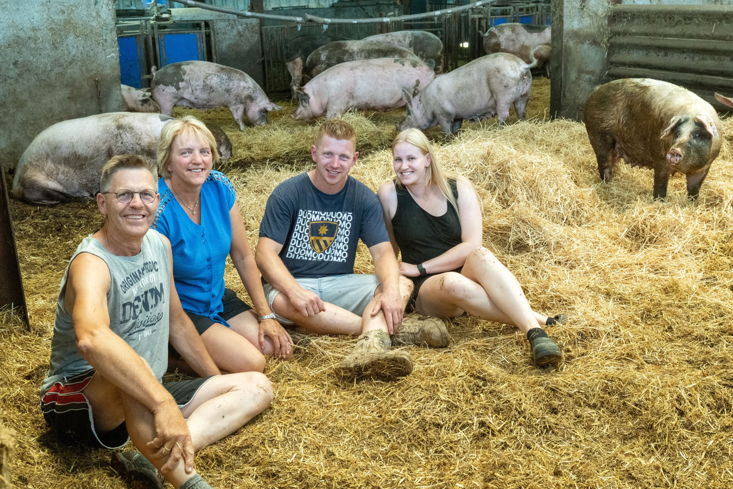 Jan (61) Gerda (56) en Frans (29) Verbeek hebben een gesloten biologisch varkensbedrijf met 120 zeugen. Vriendin Eline werkt volop mee. Foto's: Cor Salverius Fotografie
