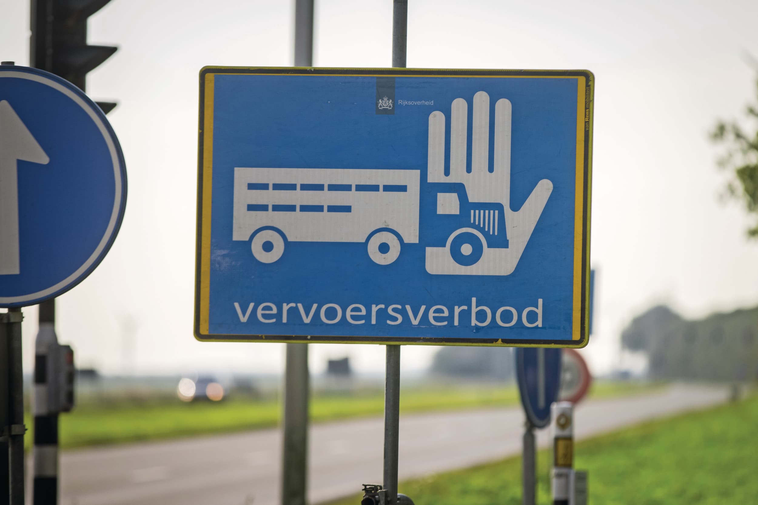 In de 10 kilometerzone rond het hobbydierenbedrijf in Steenderen (Gld.) waar onlangs vogelgriep is vastgesteld, geldt een vervoersverbod. Foto: Koos Groenewold
