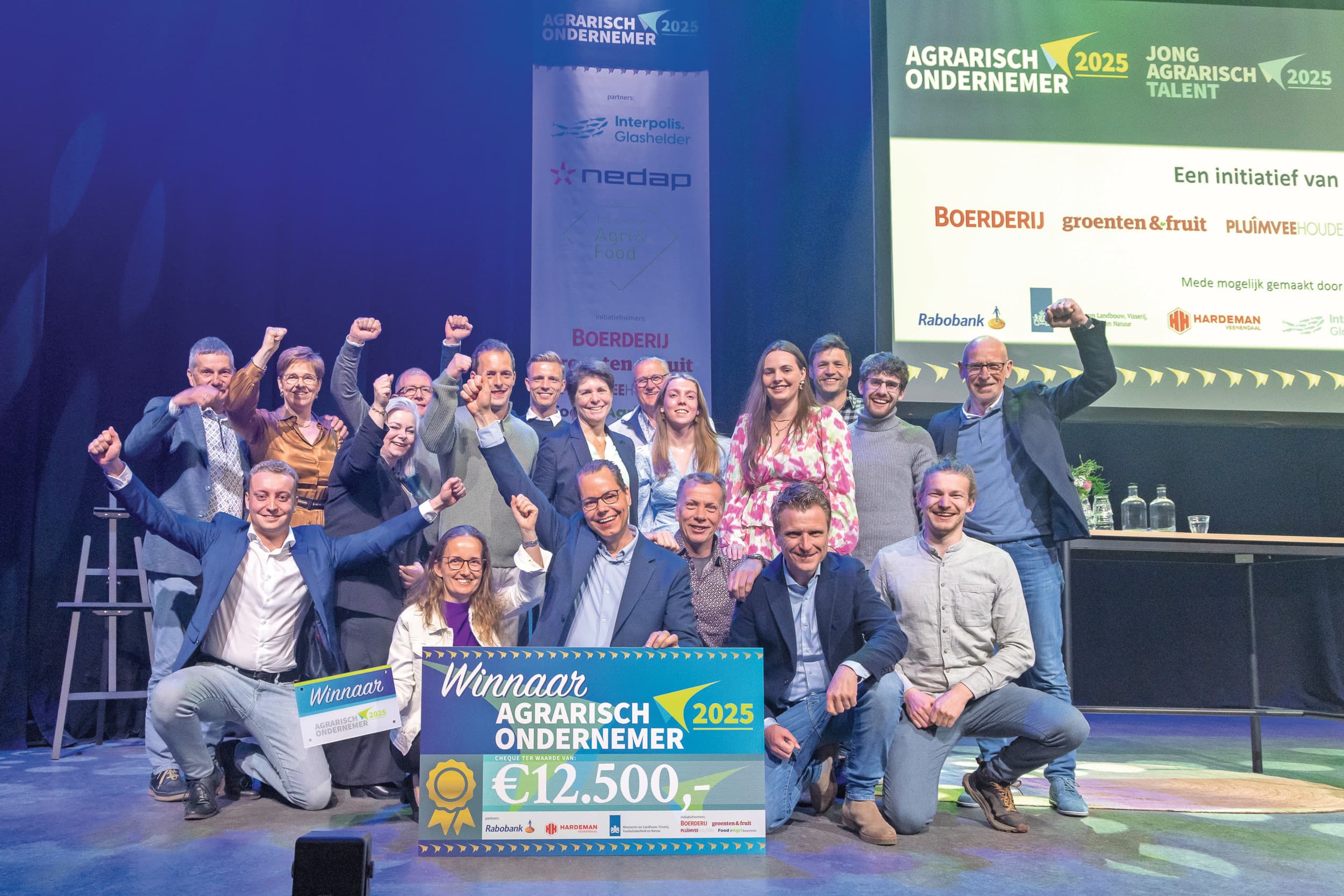 Ondernemer Jan van Genderen (midden) van Royal Berry uit het Gelderse Bemmel nam dit jaar de prijs in ontvangst voor Agrarisch Ondernemer 2025. Michelle Thijsen uit Rietmolen werd uitgeroepen tot Jong Agrarisch Talent 2025. Foto: Koos Groenewold