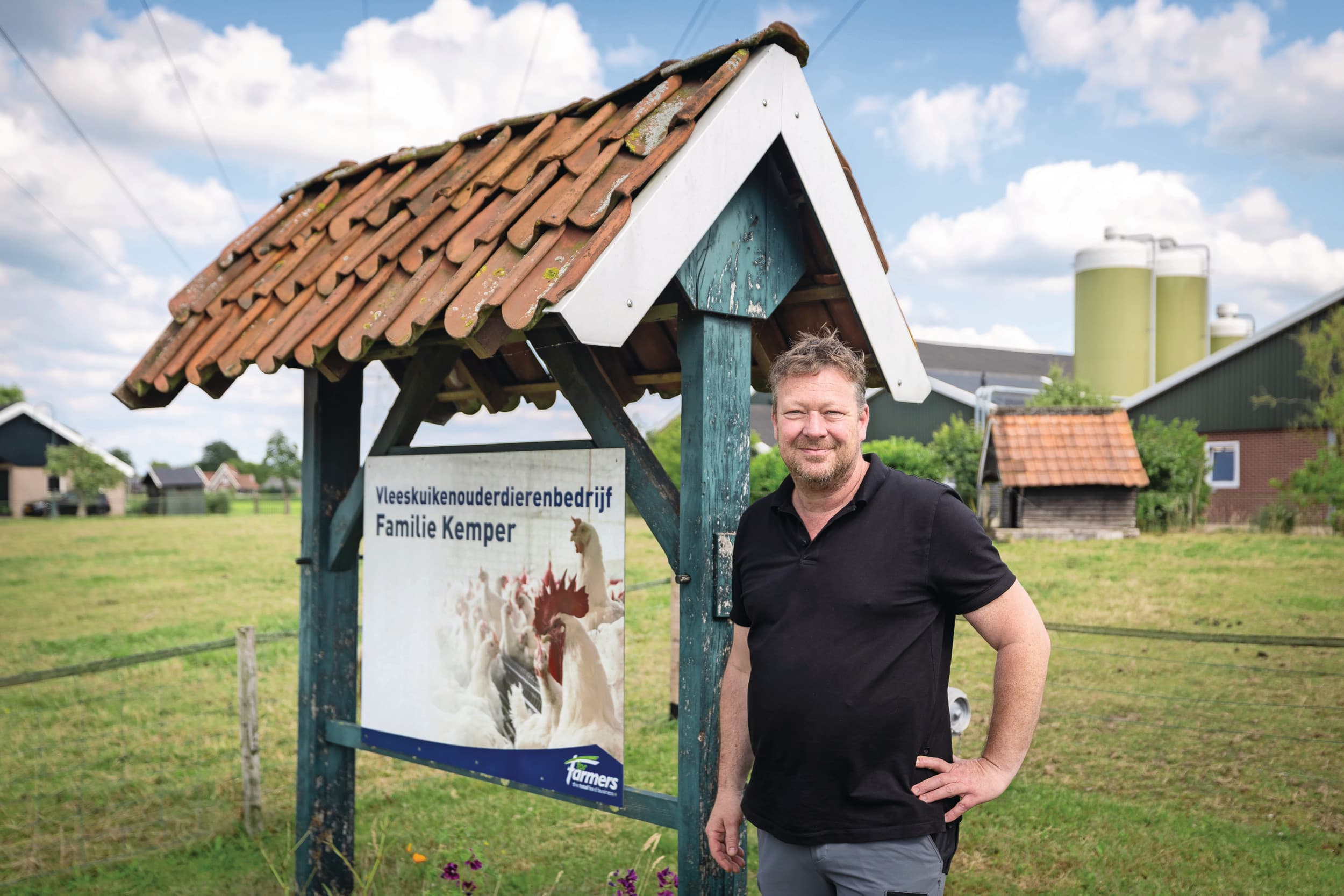 Jeroen Kemper (51) heeft in Ambt Delden (Ov.) een vleeskuikenouderdierenbedrijf met 36.000 dieren in twee stallen. Zijn bedrijf is gelegen in het zacht glooiende landschap van gemeente Hof van Twente. Foto’s: Koos Groenewold