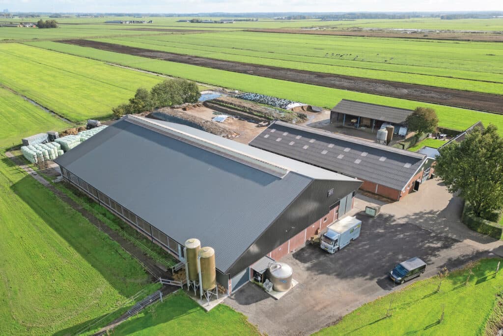 De nieuwe ligboxenstal is de eerste met een Bleu-Labelvloer en dient als proefbedrijf voor de emissiemetingen.