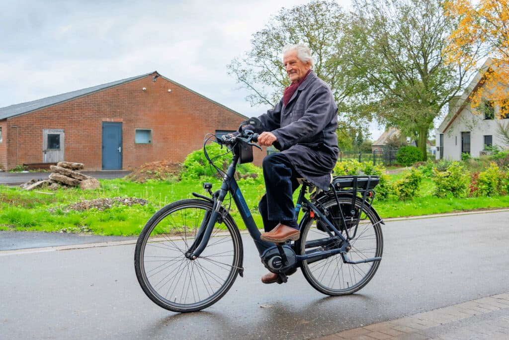 De 90-jarige Piet woont op ongeveer twee kilometer afstand van het bedrijf. Het liefst komt hij op de fiets.