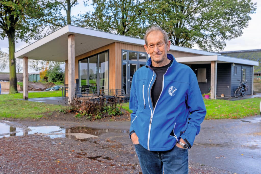 De familie Klaasses woont met drie generaties op het erf in Dijkerhoek. Opa Henk en oma Hennie in een speciale mantelzorgwoning.