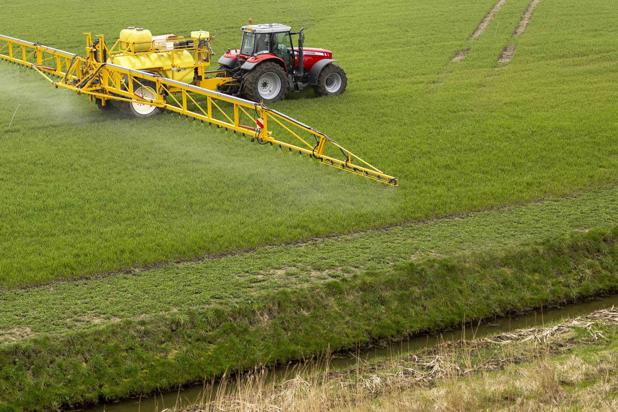 Het spuiten van gewasbeschermingsmiddel op een akkerbouwgewas. Foto ter illustratie, de besproken zaak heeft geen betrekking op deze situatie. Foto: Peter Roek