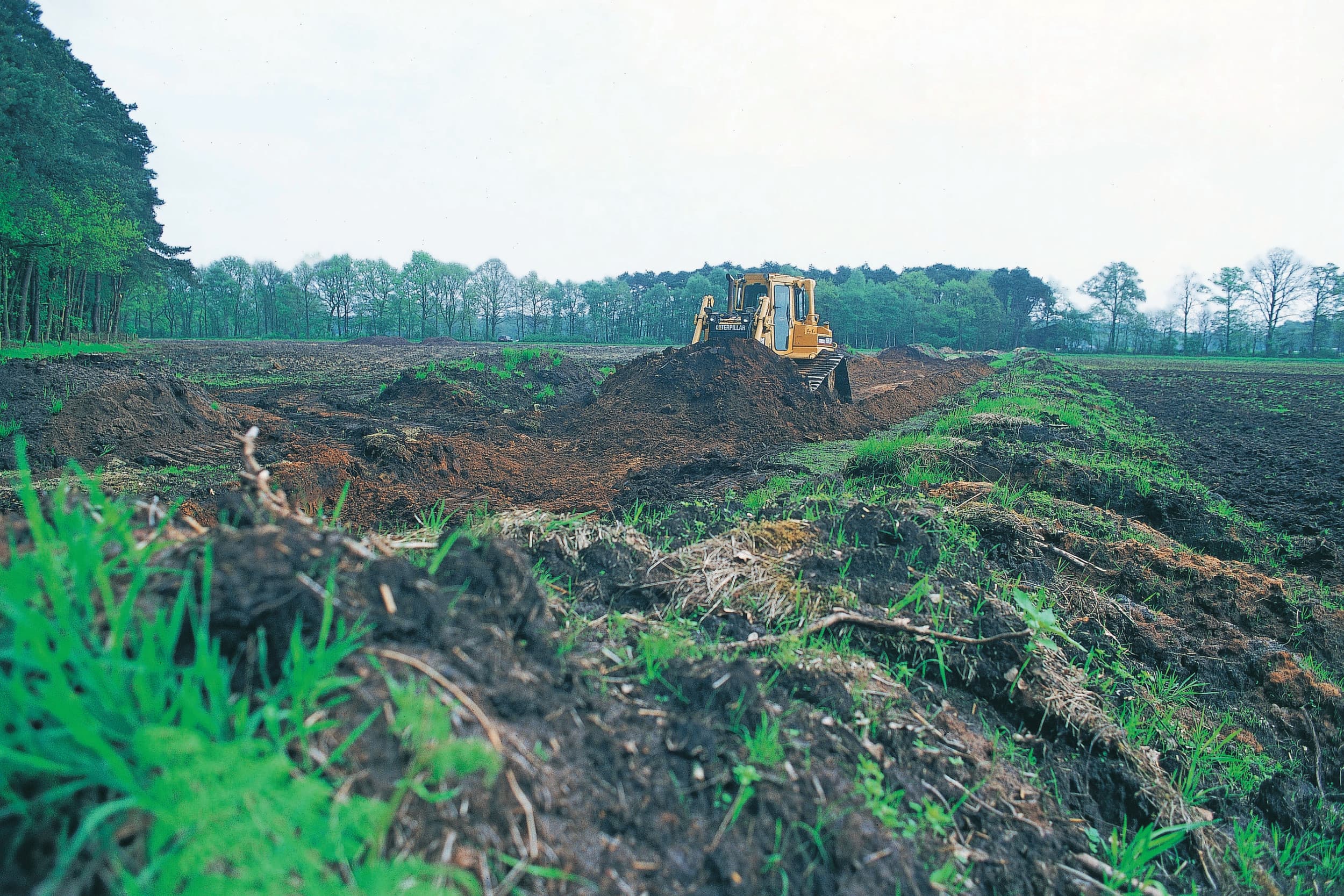 Bulldozer aan het werk. De graafwerkzaamheden worden gedaan voor landinrichting. Foto: Mark Pasveer