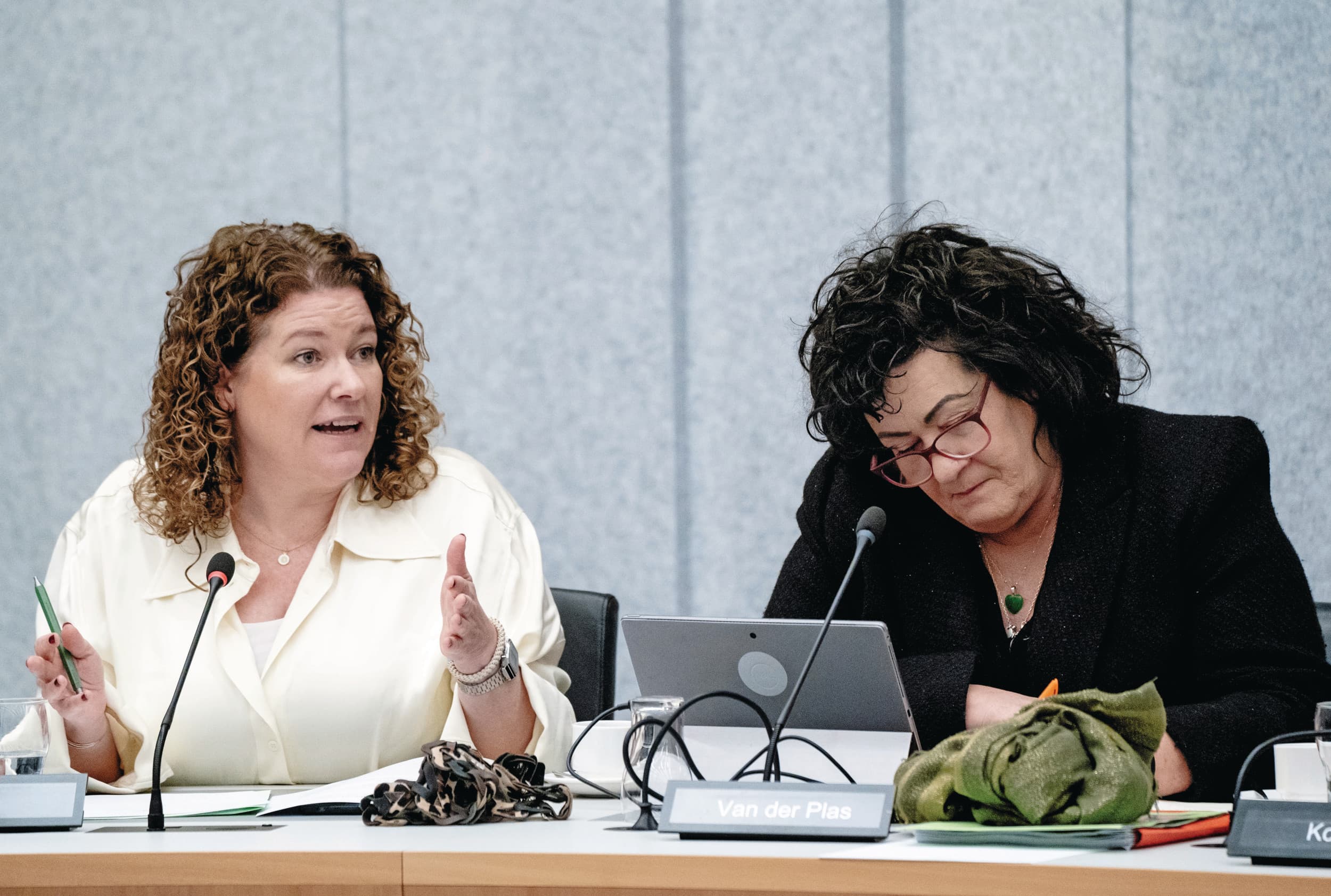 Kamerleden Anne-Marijke Podt (D66) en Caroline van der Plas (BBB) tijdens een debat van de landbouwcommissie in de Tweede Kamer. Foto: ANP