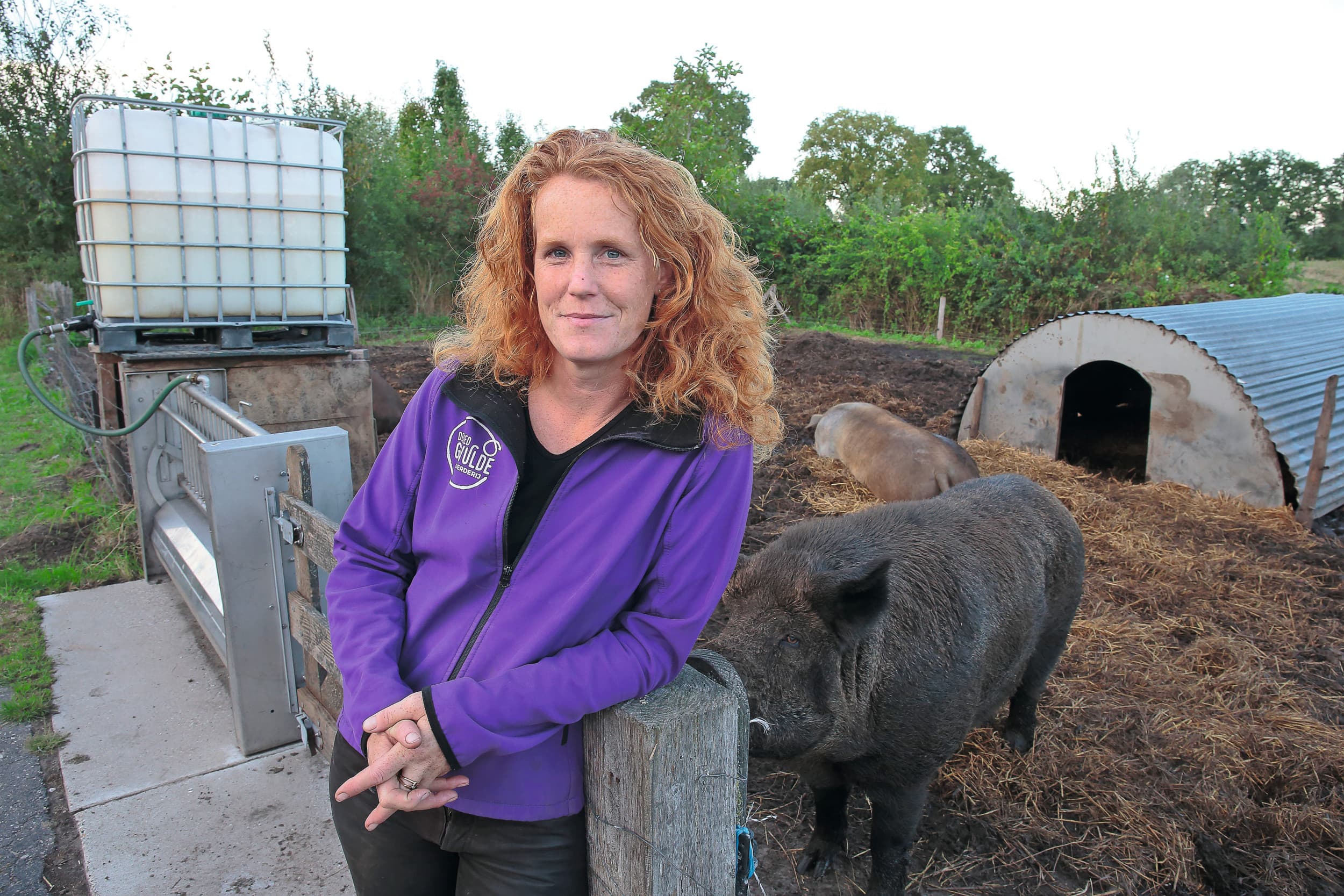 Inge Vleemingh (40) runt met haar man Heimen Vos een gemengd akkerbouw- en varkensbedrijf. Ze verkopen in totaal 300 producten, vooral online. Foto’s: Hans Prinsen