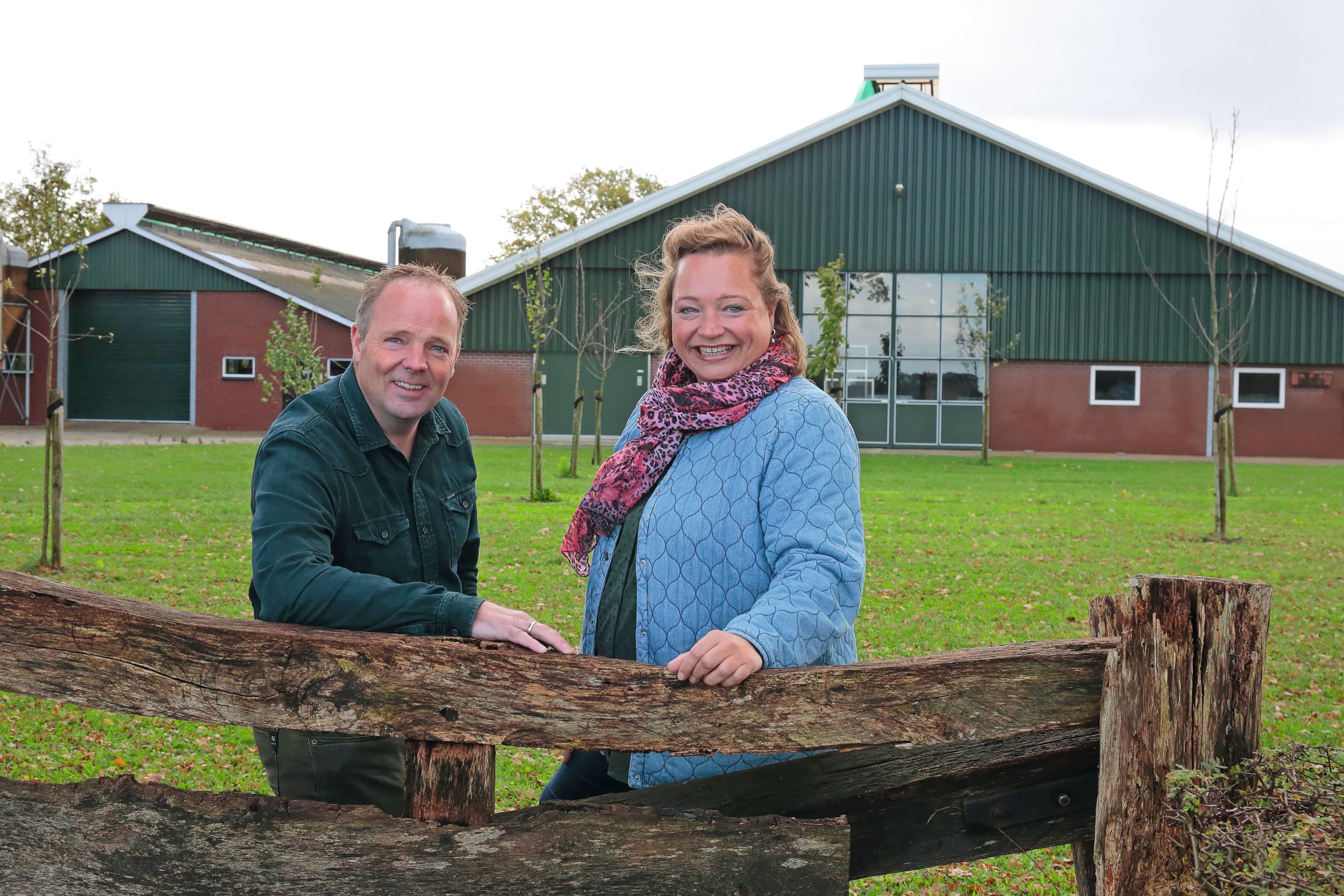 Rogier en Heleen Lansink stopten vorig jaar met hun melkveehouderij. Ze zochten direct contact met familie, vrienden en relaties om het nieuws te delen. "Zo bleef het ons verhaal." Foto: Hans Prinsen