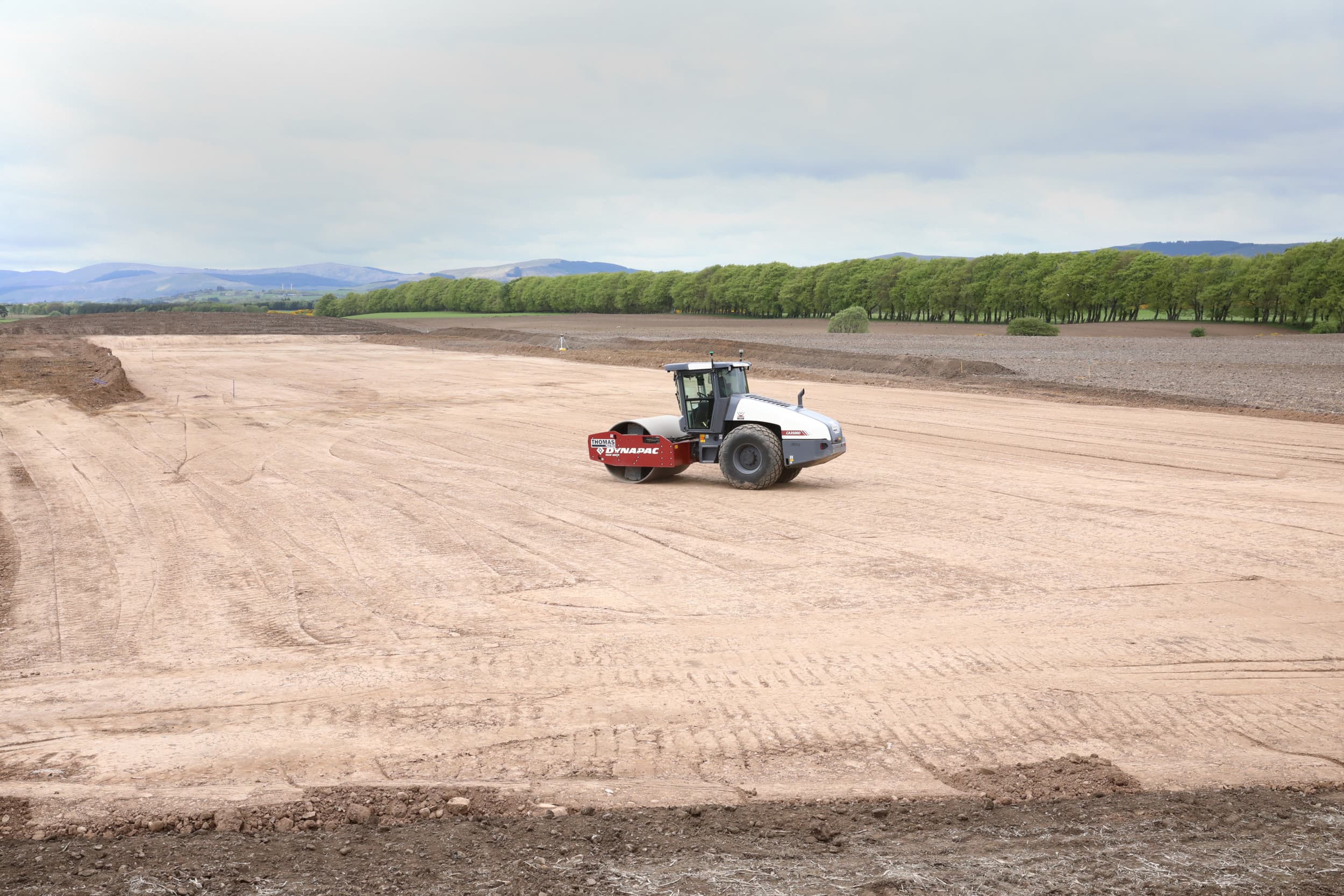 Een bulldozer is drie weken bezig geweest met grondwerk voor de bouw van de nieuwe stal. Foto: Henk Riswick