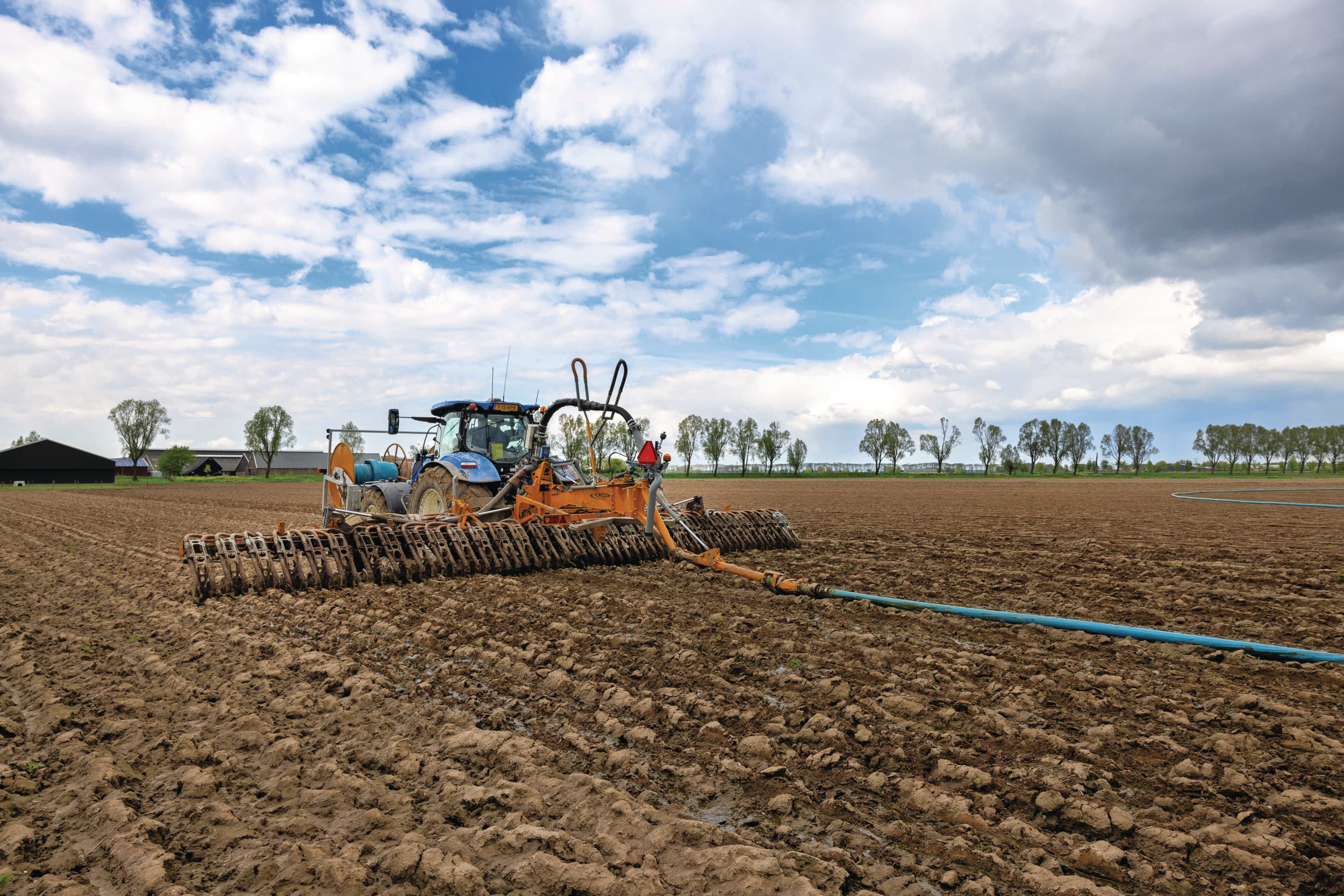 Voorjaarsbemesting in de akkerbouw. De gebruiksnormen voor stikstof worden aangepast. Akkerbouwers op zandgronden in het zuiden krijgen te maken met forse kortingen. De normen op klei- en veengrond blijven ongewijzigd. Foto: Peter Roek