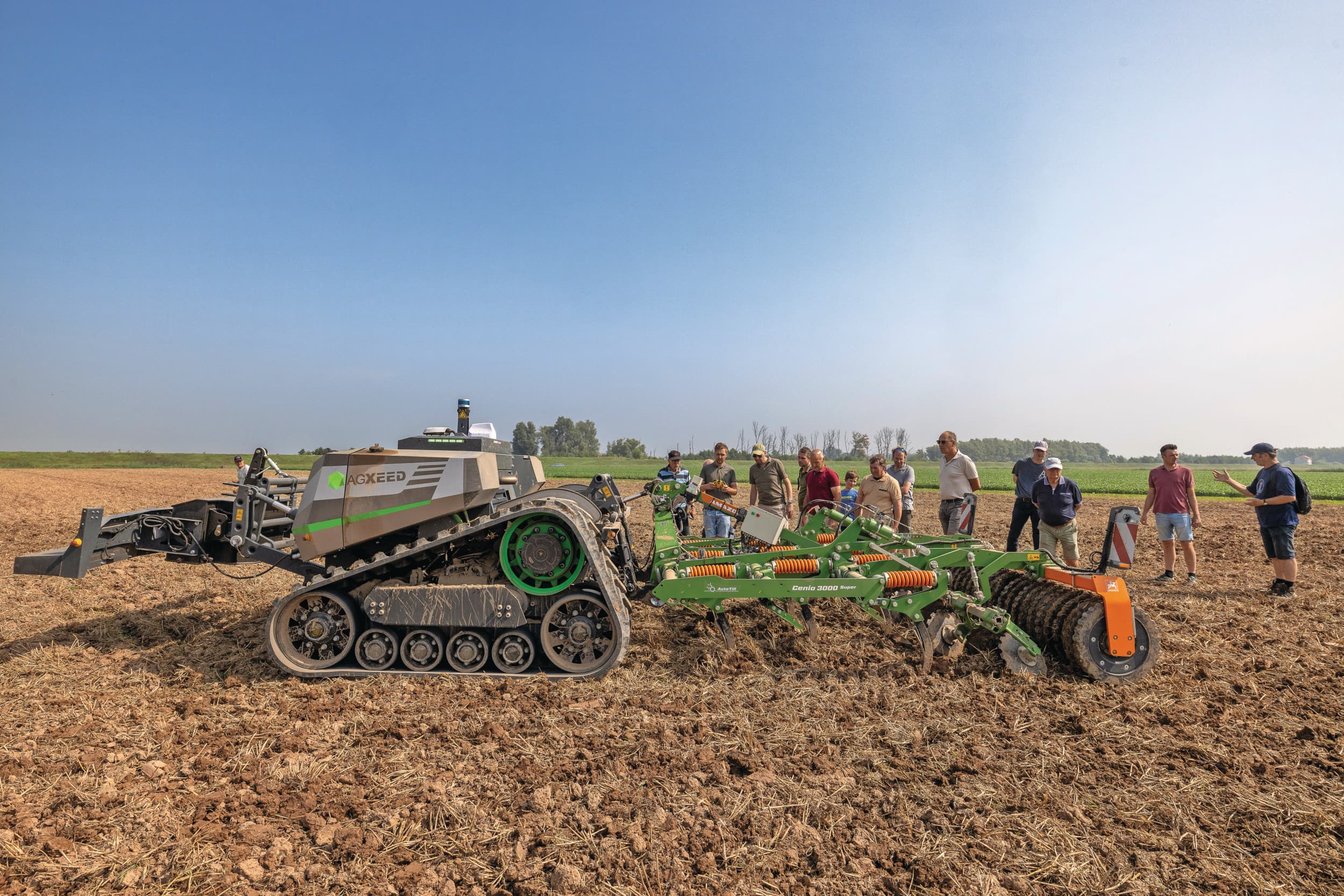 Akkerbouwers bekijken op het bedrijf van Marijn Vermuë de AgBot T2. Hier aan het werk met een ‘ slimme’ cultivator, uitgerust met sensoren. Vermuë onderzoekt de mogelijkheden van de AgBot T2 op zijn bedrijf. NPPL+R is voor seizoen 2026 op zoek naar telers die begeleid aan de slag willen met de nieuwste techniek. Foto: Peter Roek