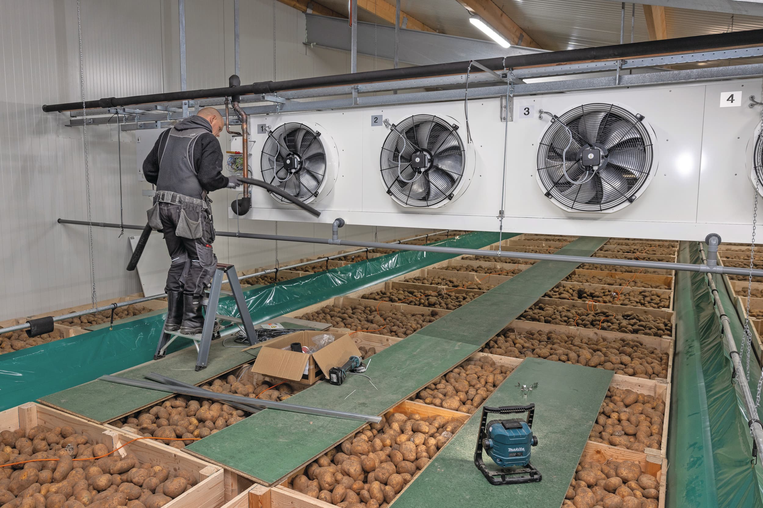 Monteurs van Tolsma-Grisnich installeerden onlangs nog een directe propaan-koelinstallatie aan voor kistenbewaring van fritesaardappelen. Een GCU 65 R290-koelunit valt onder de Energie-investeringsaftrek (EIA): 40% van de investering aftrekken van de winst. Foto: Peter Roek