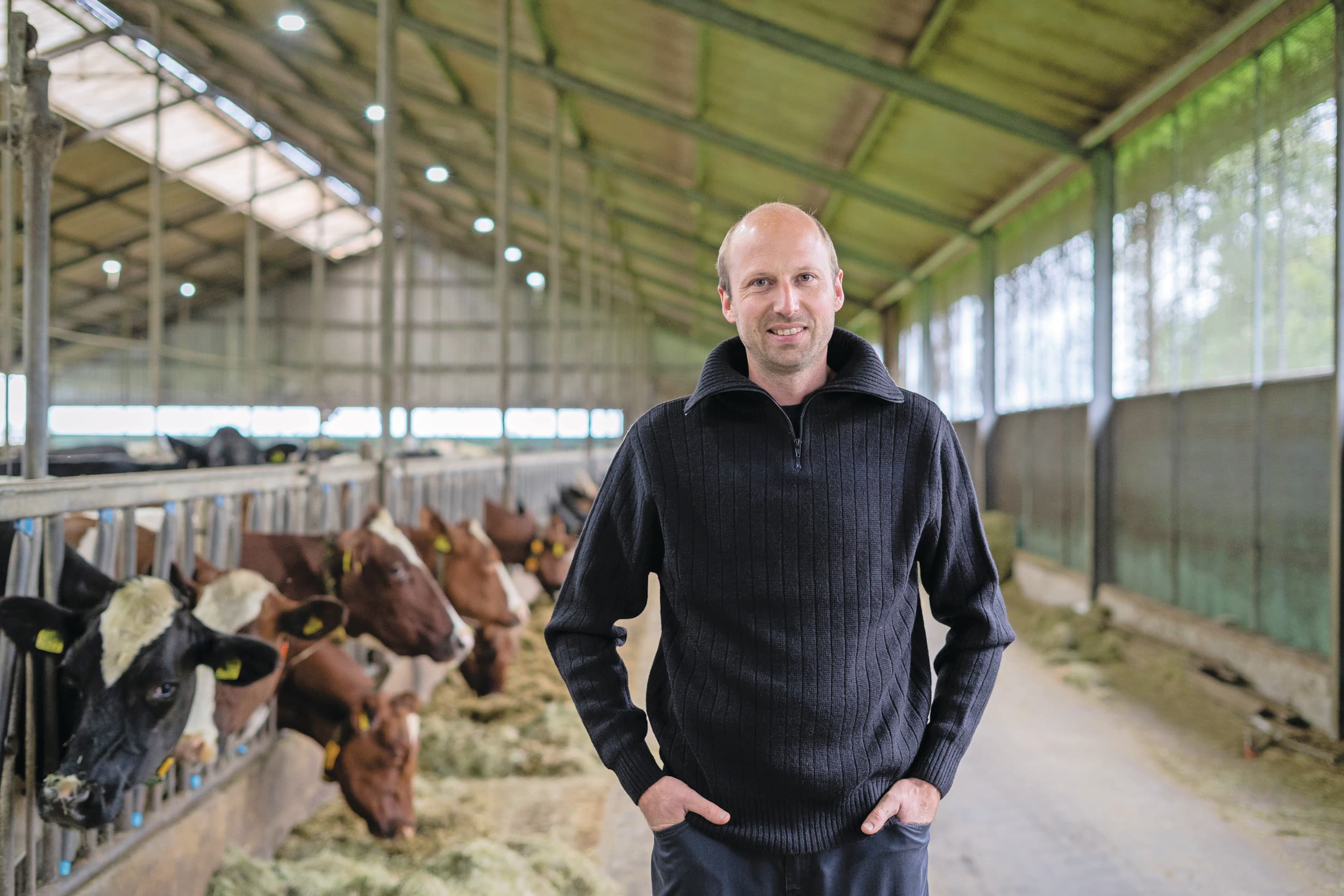 Piet Jan Thibaudier (38) runt een melkveebedrijf met 190 koeien. Vorig jaar schakelde hij over naar biologische veehouderij omdat hij als gangbare veehouder geen ontwikkelmogelijkheden meer zag. Foto's: Andrea van Schaik Fotografie