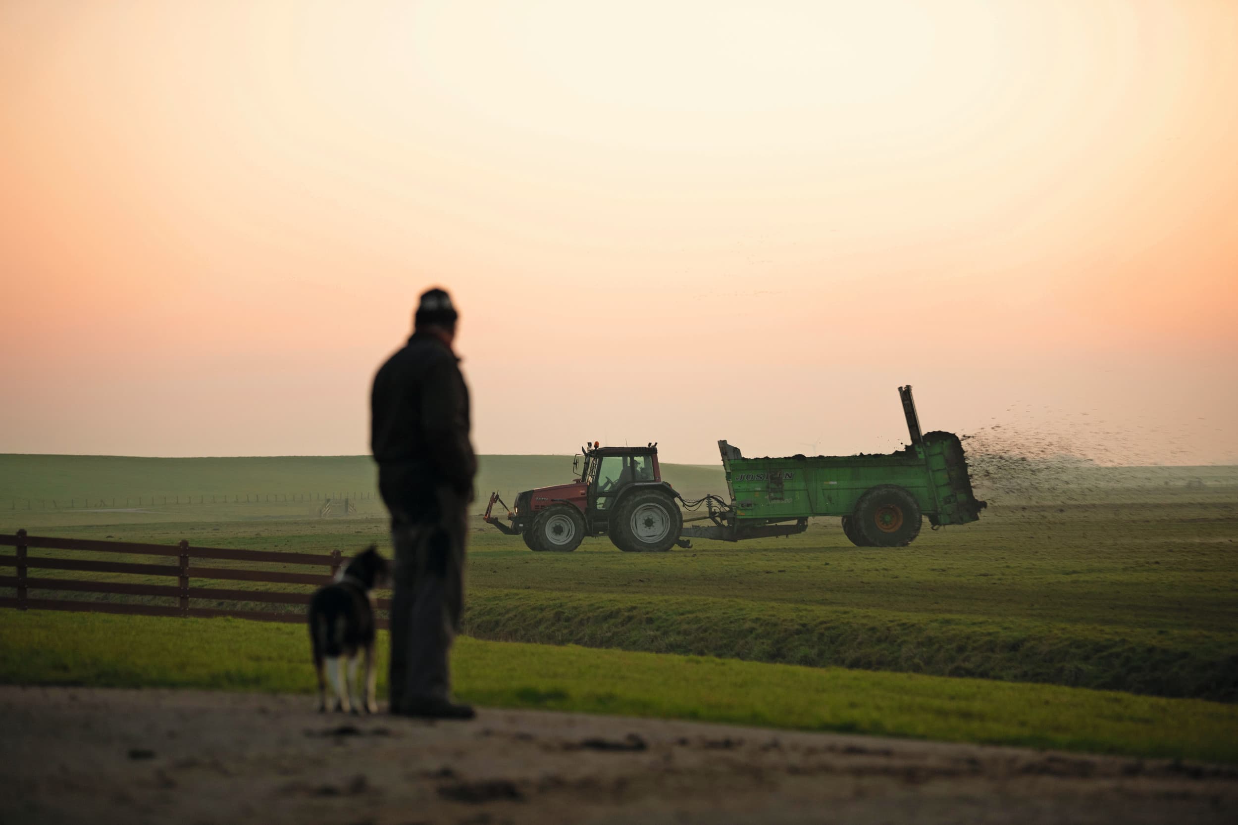 Coach Dik Veefkind ziet hoe boeren vaak zwijgen over hun zorgen. Soms begint herstel pas met de moed om te zeggen: het gaat niet goed met mij. Foto: Mark Pasveer