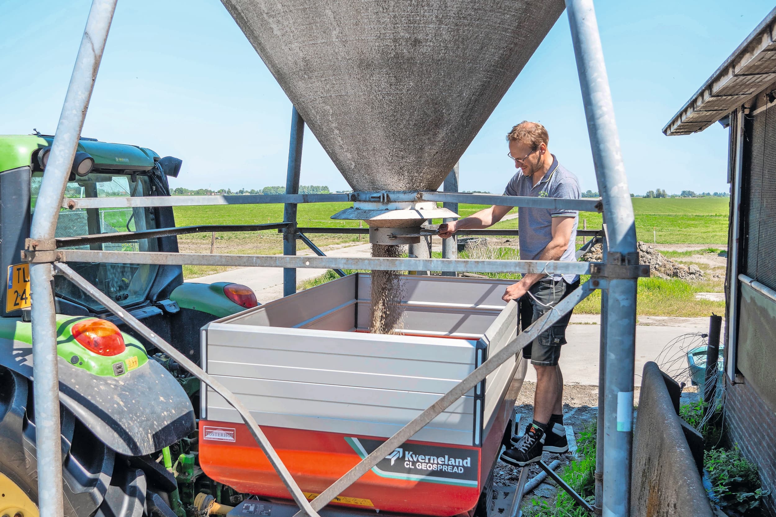 Thijs Neutel vult zijn Kverneland Geospread-kunstmeststrooier. Hij kan daarmee nauwkeuriger zijn grasland bemesten. Op basis van taakkaarten gaat hij plaatsspecifiek kunstmest strooien voor meer gras en eiwit. Foto's: Jan Willem Schouten
