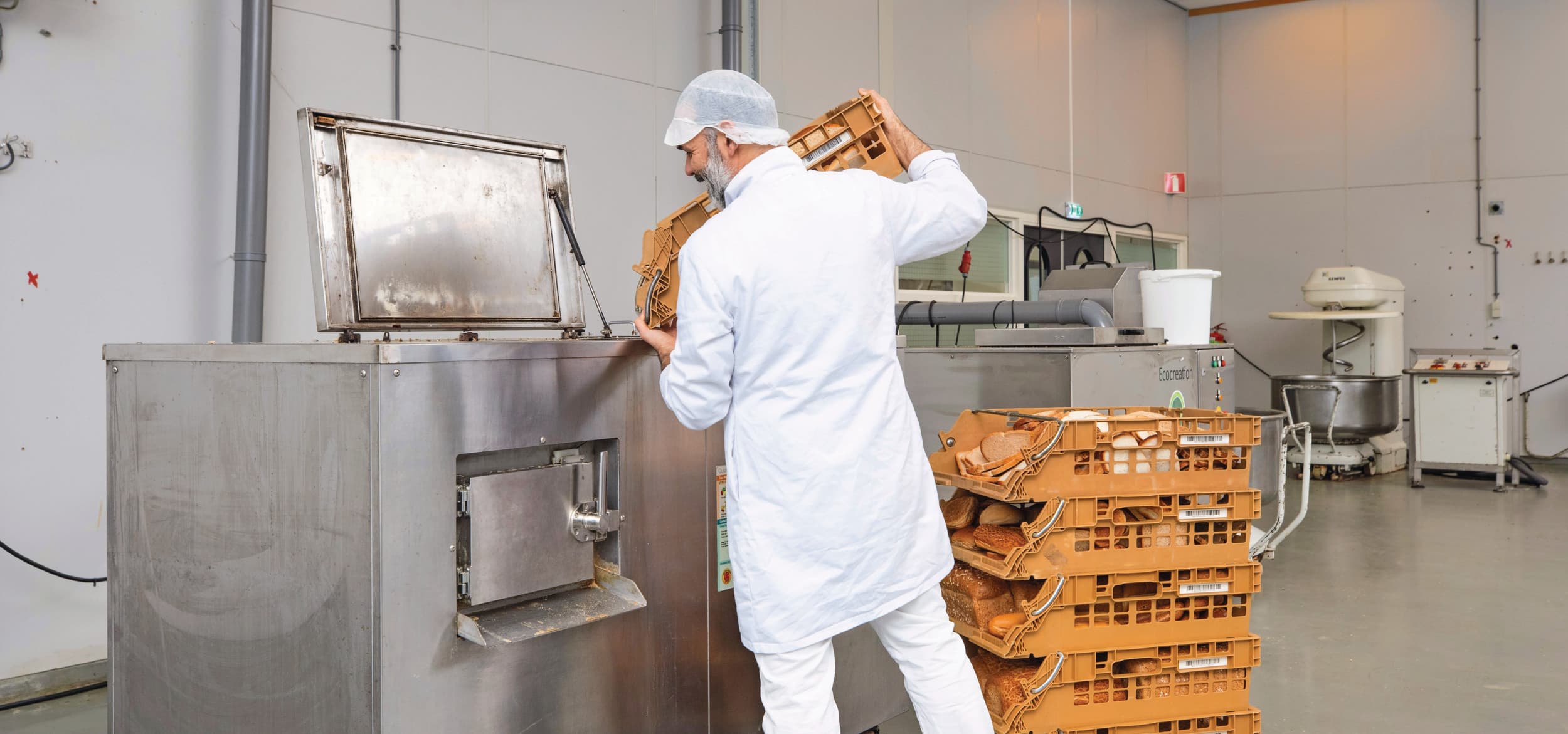 Reststromen worden niet meer gezien als afval, maar als kans. Bakkersgrondstof recyclet niet verkocht brood tot broodmeel en bakt daar desembrood van voor de horeca. Foto: Koos Groenewold