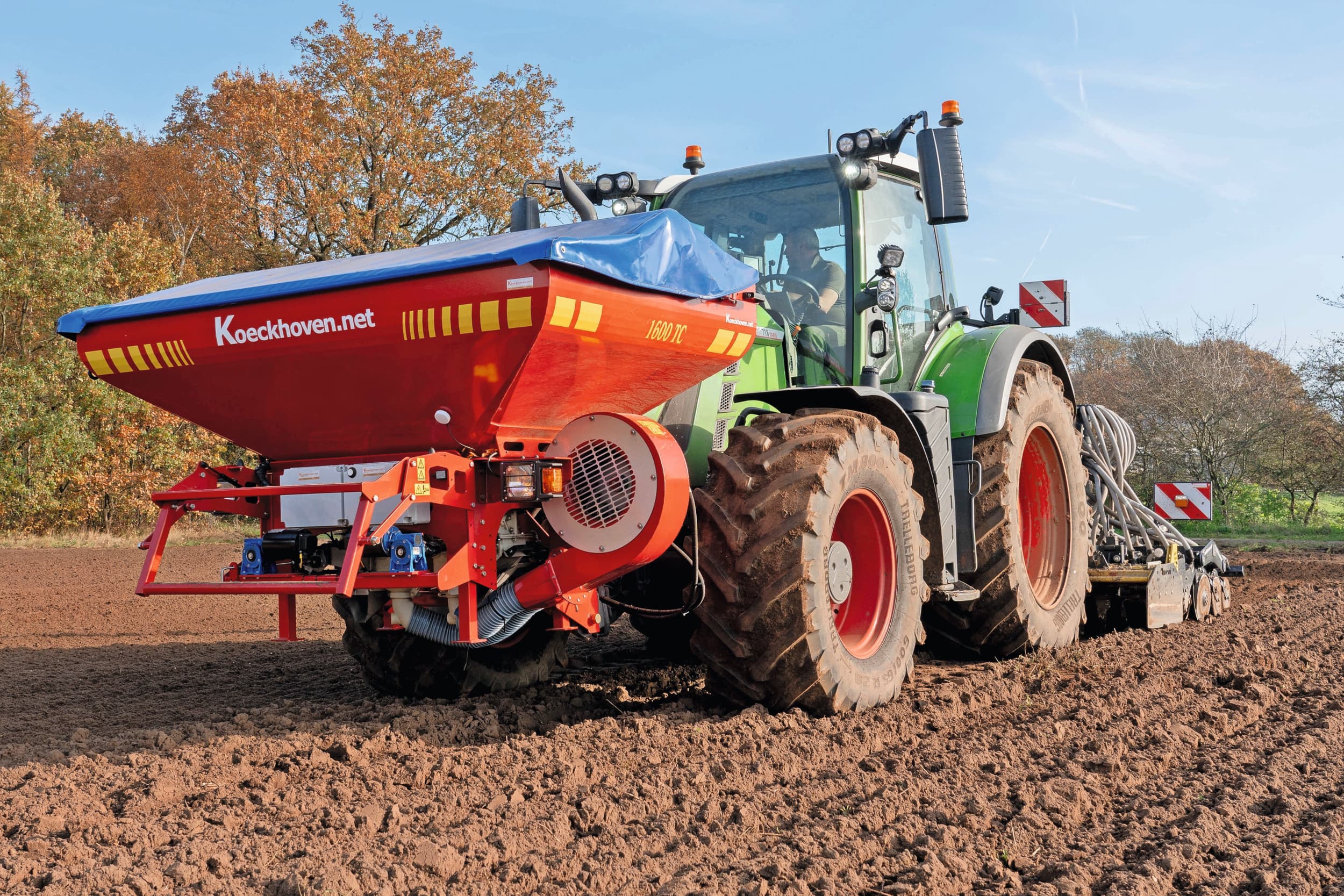Arjen van Buuren zaait 20 hectare wintertarwe en veldbonen tegelijkertijd in met de zaaimachine van Koeckhoven. Het najaar was nat, maar tijdens enkele mooie droge dagen kan Van Buuren goed aan de slag met zaaien. Foto’s: Jan Willem Schouten