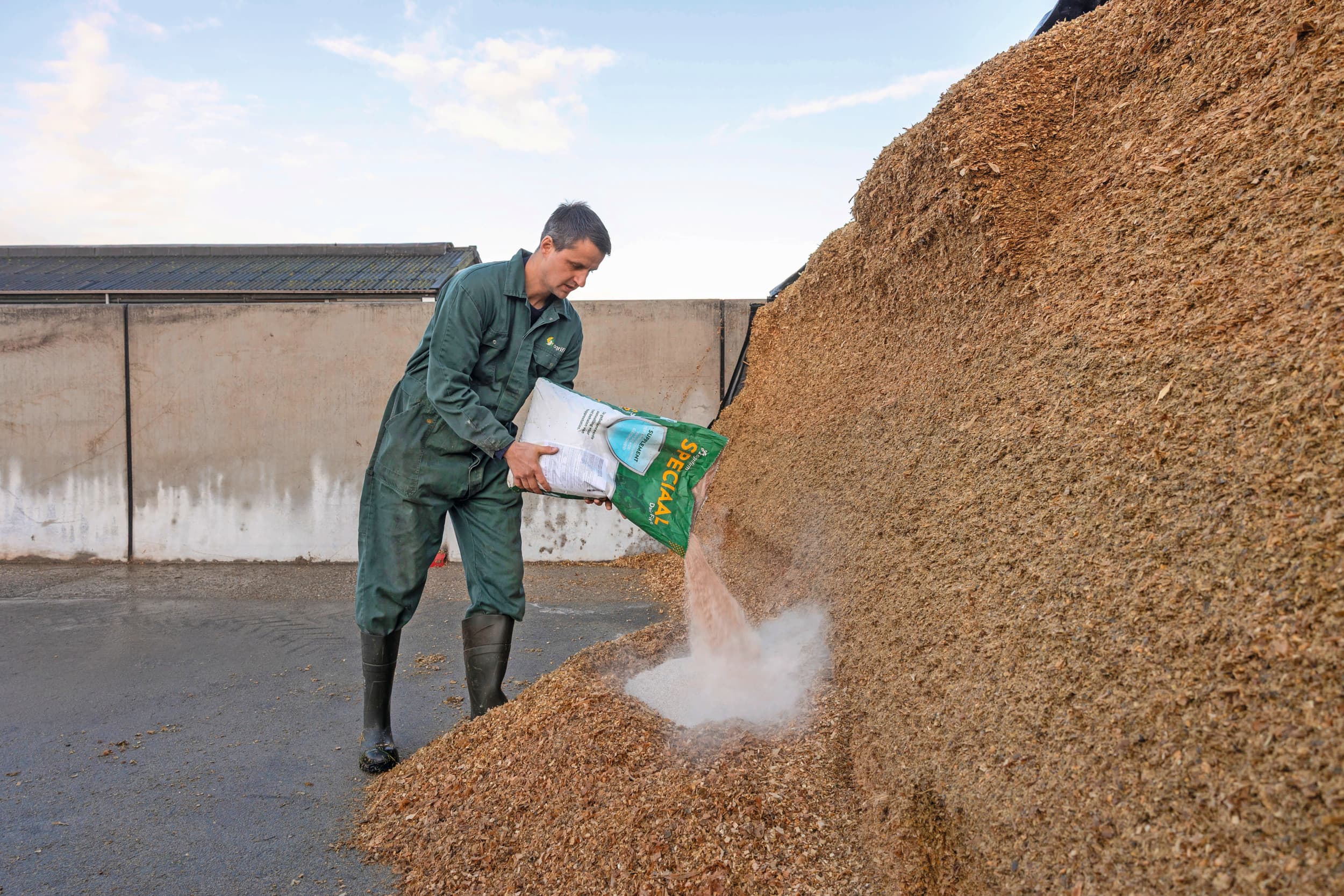 Aanvullen van mineralen is in veel gevallen nodig. Voor de verschillende diergroepen – melkvee, droge koeien en jongvee – zijn meerdere standaardmengsels verkrijgbaar. Meestal worden de mineralen verstrekt in gemengde rantsoenen. Foto: Herbert Wiggerman
