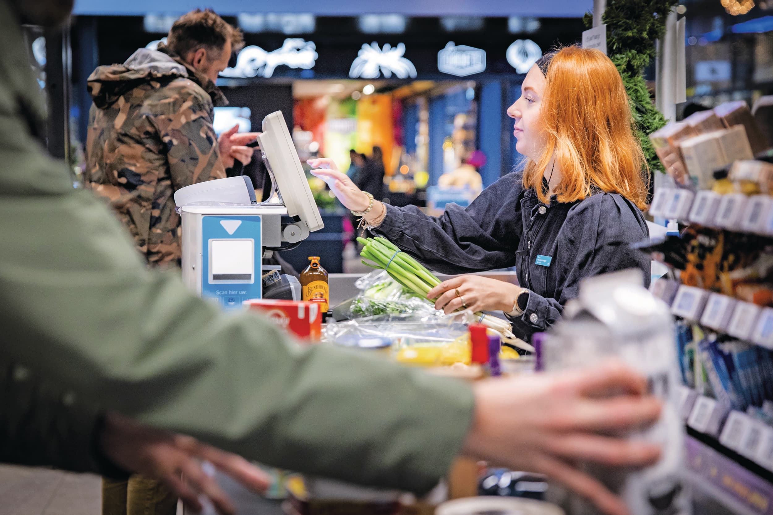 Met kerst zoeken gezinnen met een smalle beurs in de supermarkt naar betaalbare aanbiedingen voor het feestmaal, waarbij een stukje vlees voor velen een echte traktatie is. Foto: ANP