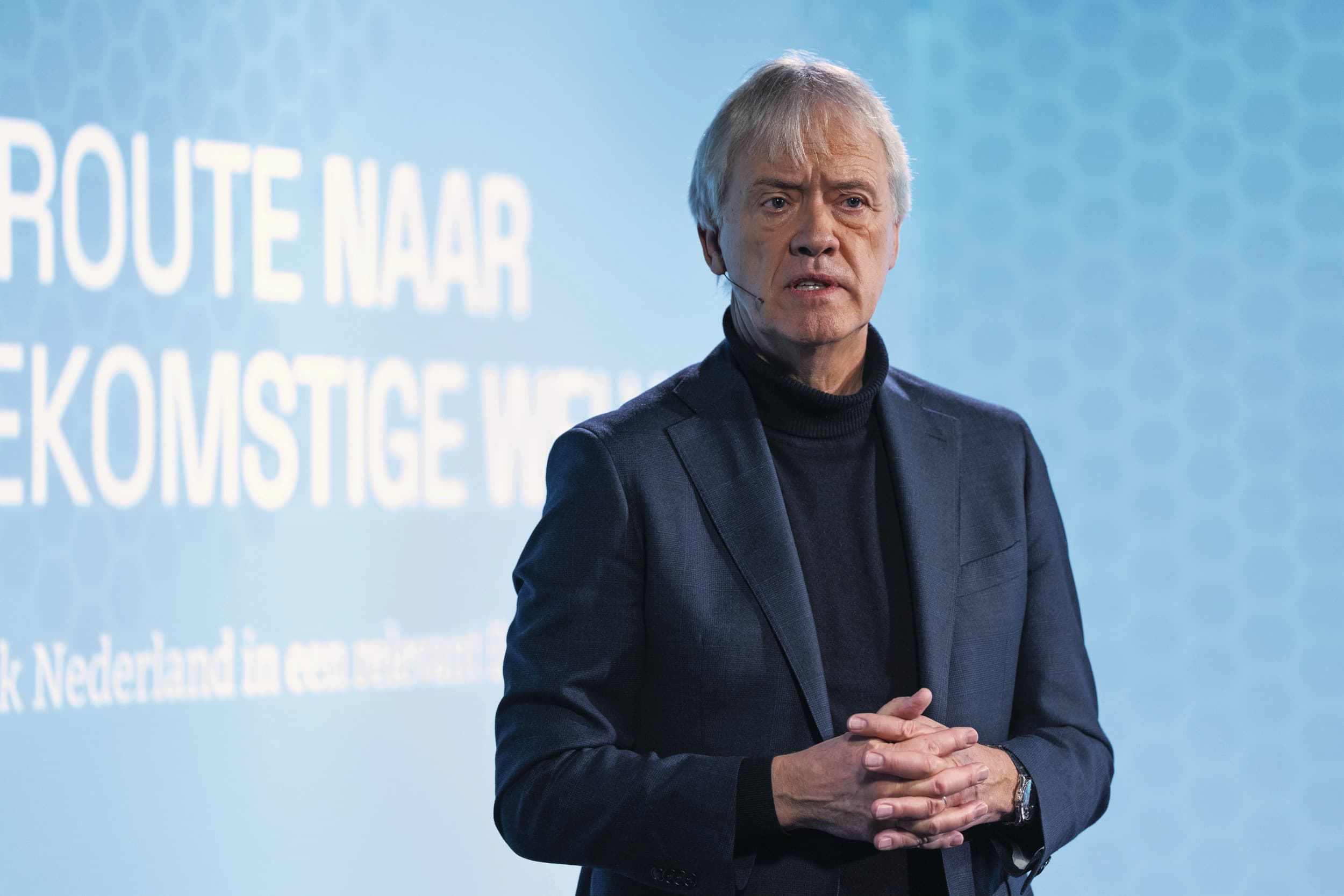 Peter Wennink bij de presentatie van zijn rapport. Hij vindt dat er fors moet worden ingegrepen in de melkveehouderij. Foto: ANP
