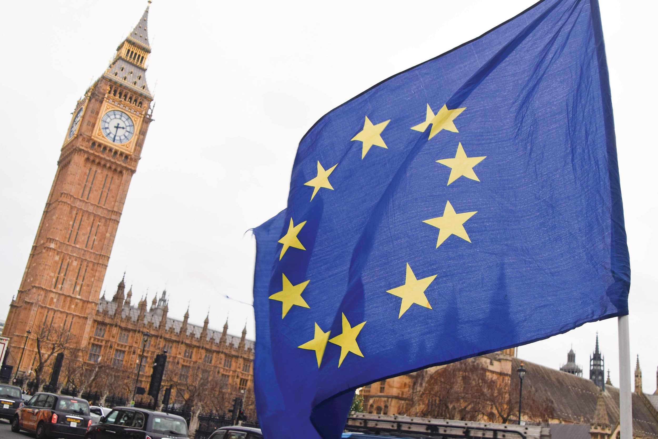 In de Britse hoofdstad Londen wordt met EU-vlaggen gedemonstreerd voor het terugdraaien van brexit en het opnieuw toetreden tot de Europese Unie. Foto: ANP