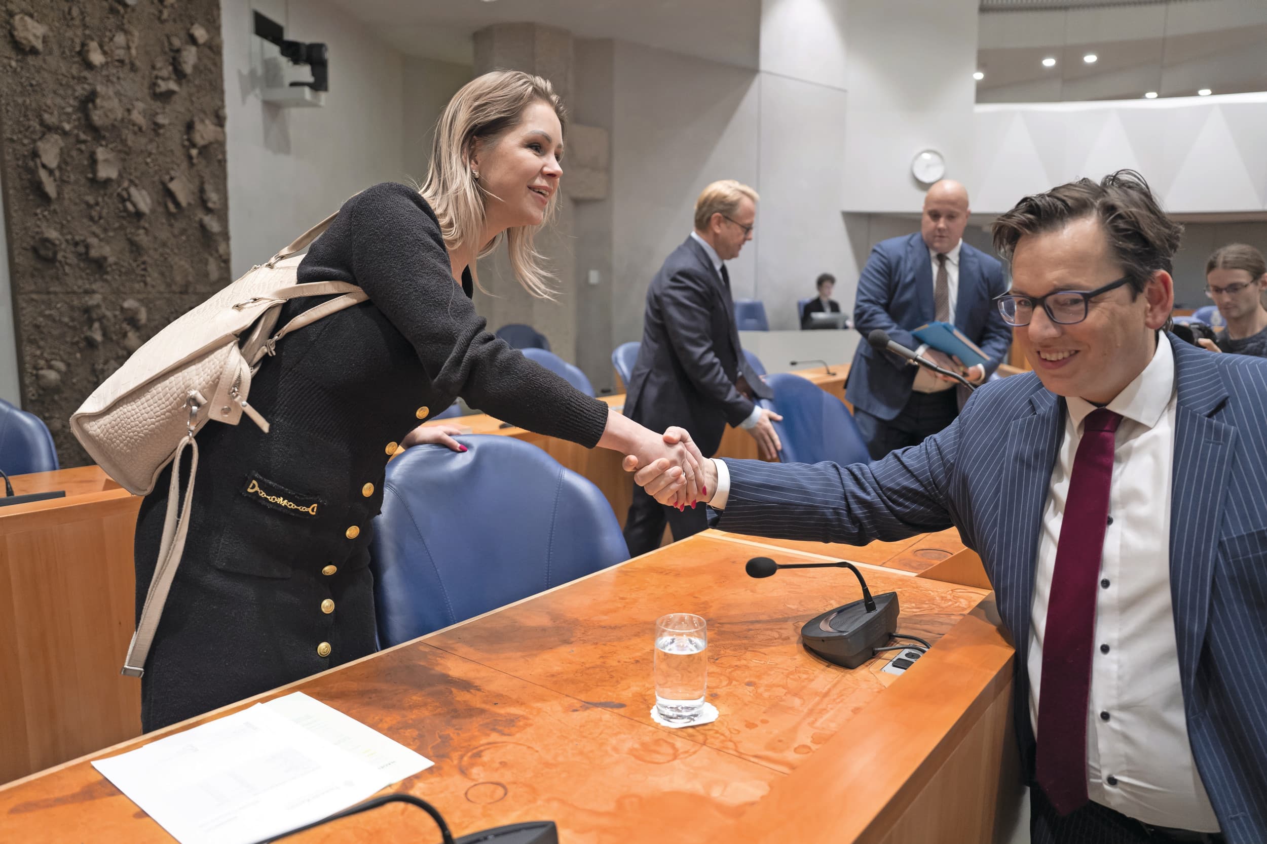 Kamerlid Pieter Grinwis (ChristenUnie) schudt minister Wiersma de hand na het debat over het mestbeleid. Door een breed gesteunde motie van Grinwis mag Wiersma niet door met het achtste actieprogramma nitraatrichtlijn, maar kan ze wel verder met doelsturing. Foto: ANP