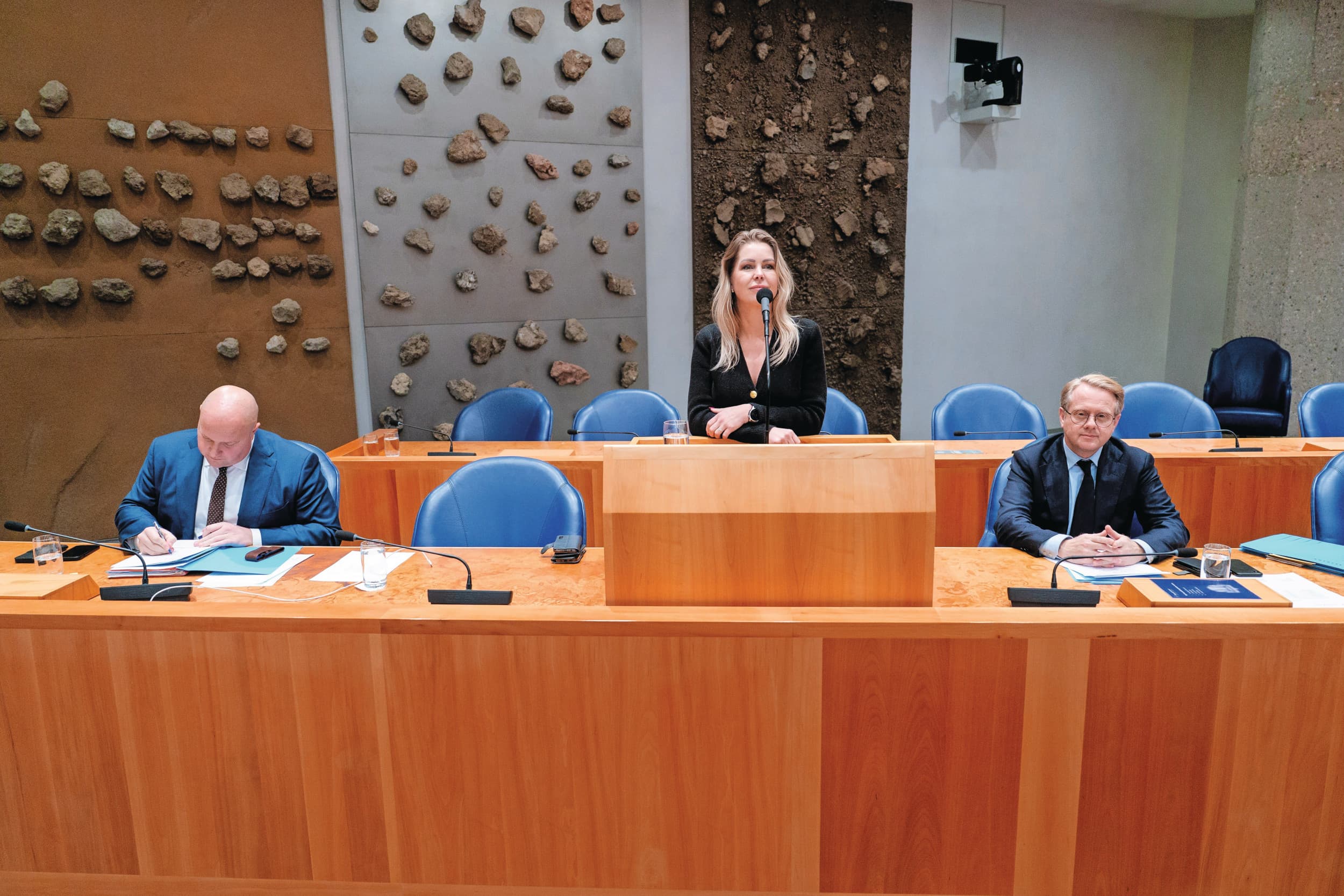De demissionaire staatssecretaris Aartsen (milieu) en ministers Wiersma (landbouw) en Tieman (water) wilden inhoudelijk niets zeggen over de kabinetsruzie over het achtste actieprogramma nitraatrichtlijn. De bewindslieden benadrukten inhoudelijk goed in gesprek te zijn, maar dat ze er nog niet uit zijn hoe het 8e AP eruit moet gaan zien. Foto: ANP