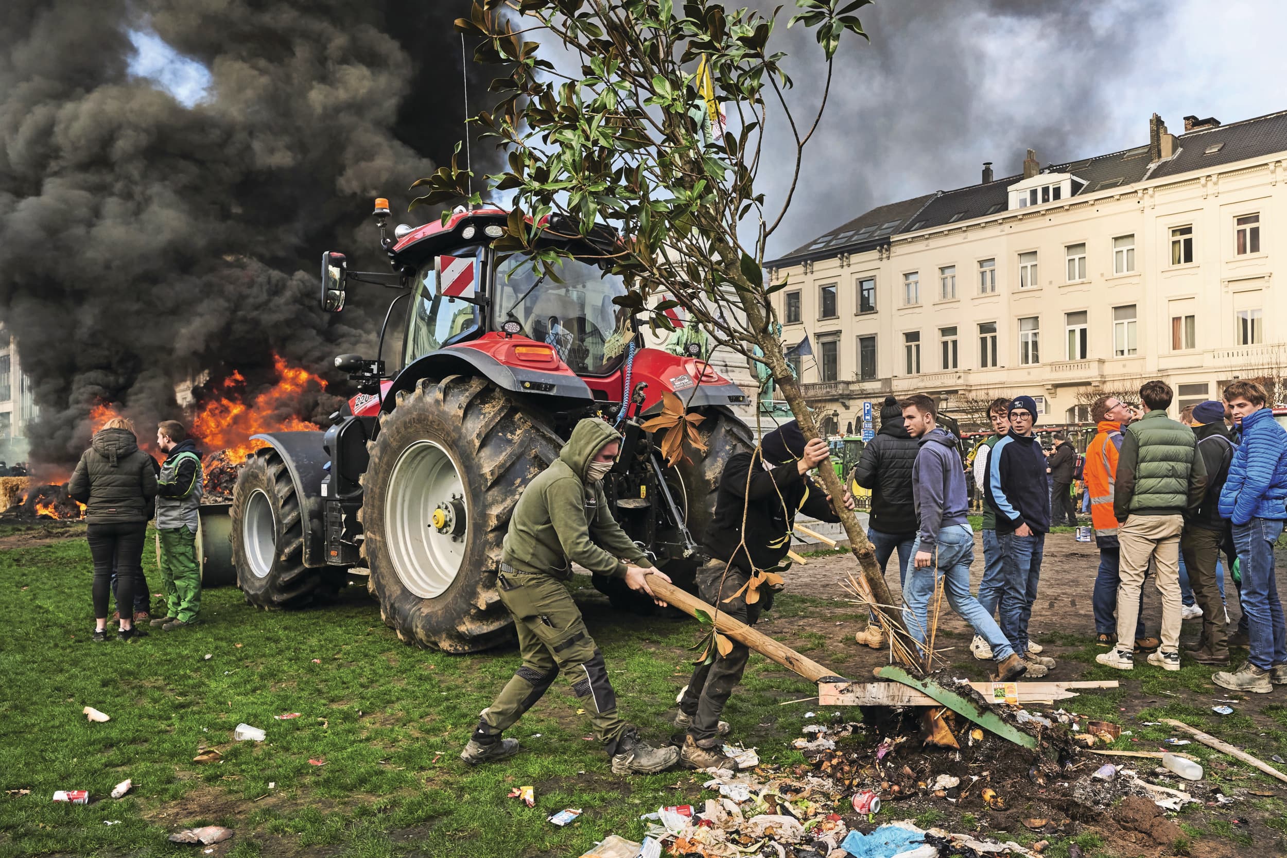 Het boerenprotest op het Luxemburgplein in Brussel tegen het Mercosur-verdrag en het Europees landbouwbeleid liep donderdag uit de hand. Volgens LTO verliep de actie van de Europese koepelorganisatie Copa-Cogeca wel vreedzaam. Foto: ANP