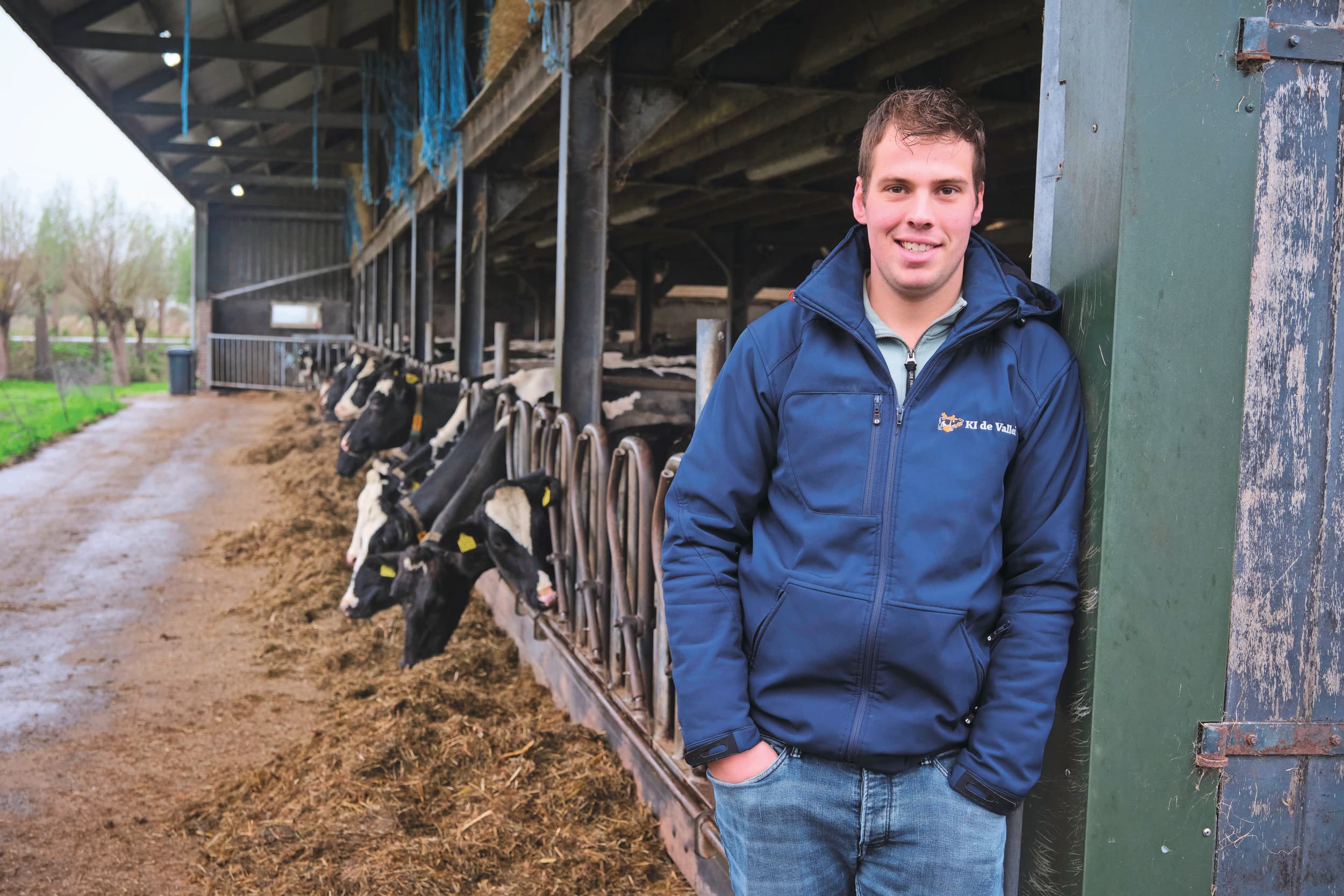 Didderik de Jong (24) neemt het bedrijf van zijn buren in Vlist (Z.-H.) over. Hij zit sinds drie jaar met hen in maatschap. Ze hebben 85 melkkoeien. Foto's: Fred Libochant Fotografie