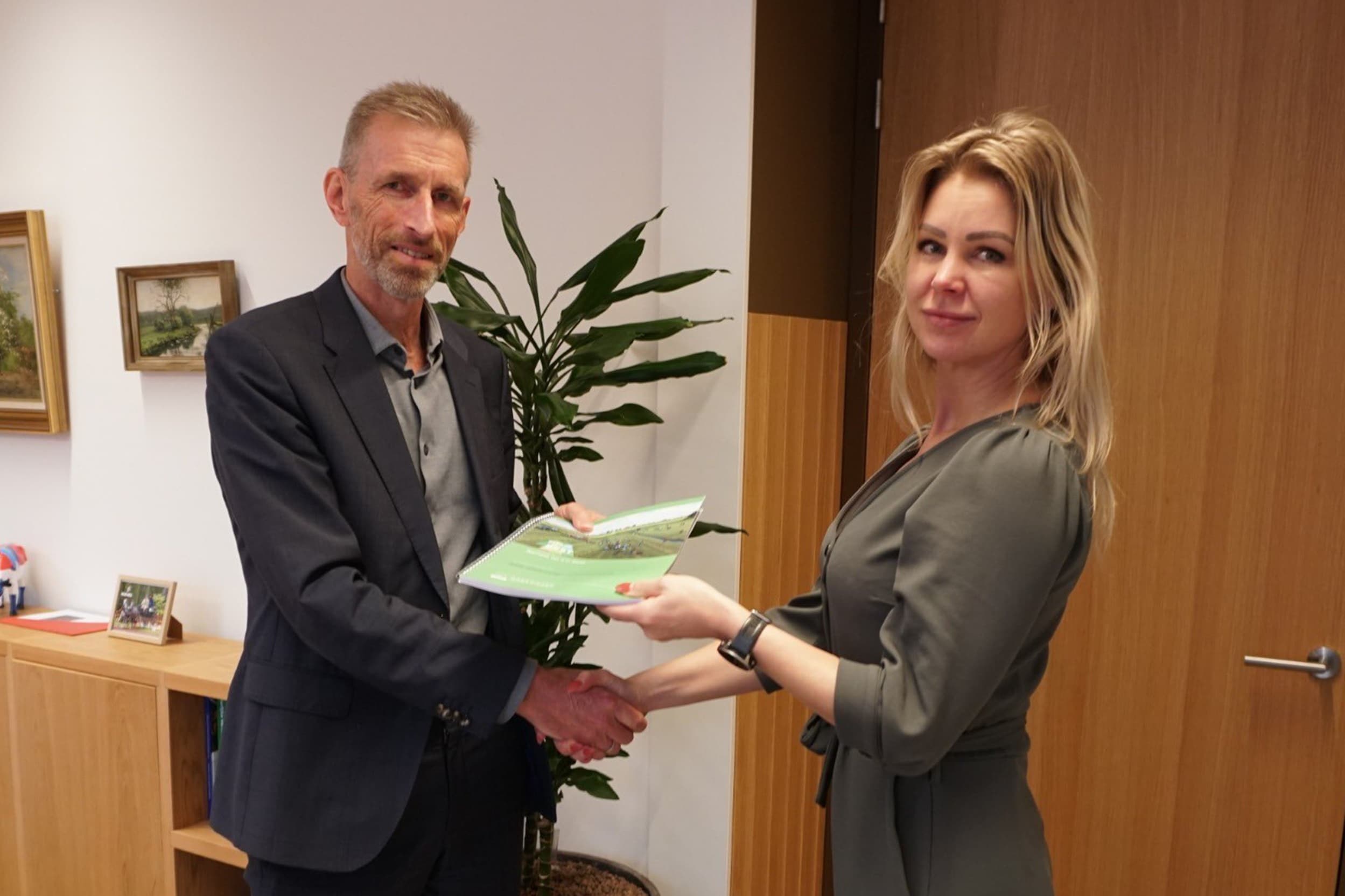 Minister Femke Wiersma van LVVN neemt als opdrachtgever het eindrapport van Bemest op z’n Best uit handen van programmamanager Koos Verloop in ontvangst. Foto: Ministerie van Landbouw, Visserij, Voedselzekerheid en Natuur.