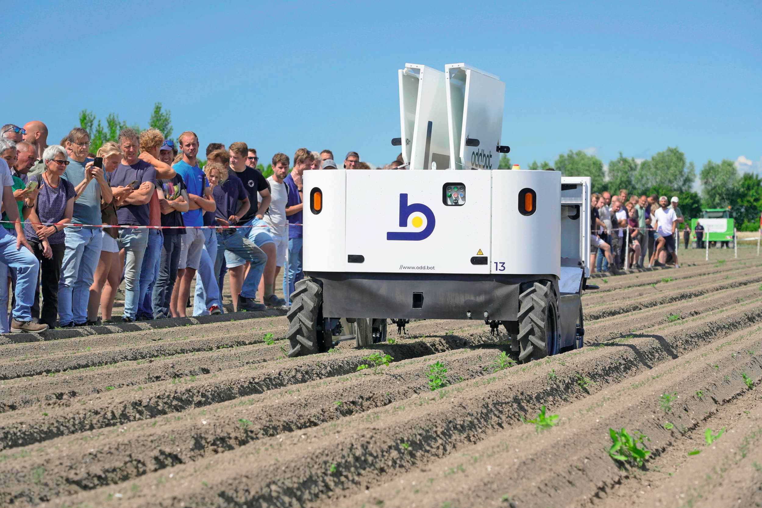 De interesse voor autonoom werkende robots neemt sterk toe. Naast mechanisch werkende onkruidrobots (zoals de Maverick van Odd.bot) groeit ook de animo voor de aanschaf van laserrobots en spotsprayers. Telers kunnen daarmee eerder voldoen aan milieuopgaven. Foto: Jan Willem Schouten
