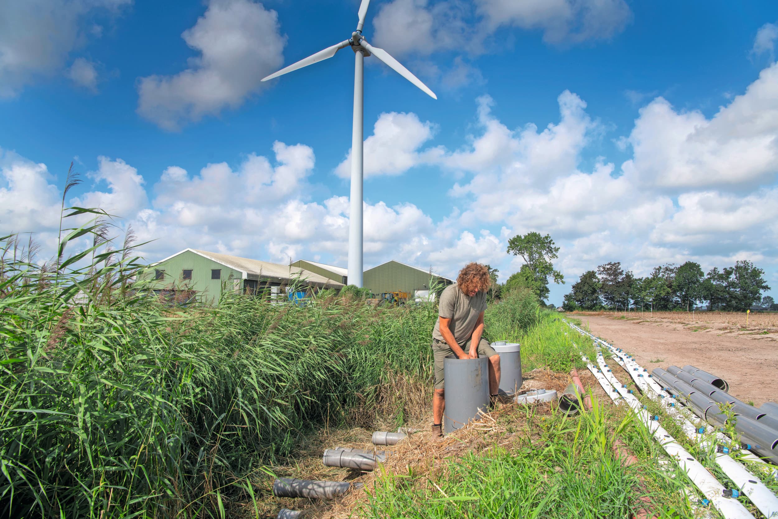 Het akkerbouwbedrijf van Klaas Schenk in Anna Paulowna is onderzoeks- en expertisecentrum voor agrarisch waterbeheer in Zoetwaterboeren. “Wij kunnen nu op 1 of 2 hectare diverse strategieën toepassen voor landbouwkundig en wetenschappelijk onderzoek en onderbouwing”, zegt Schenk. Foto: Mark Pasveer