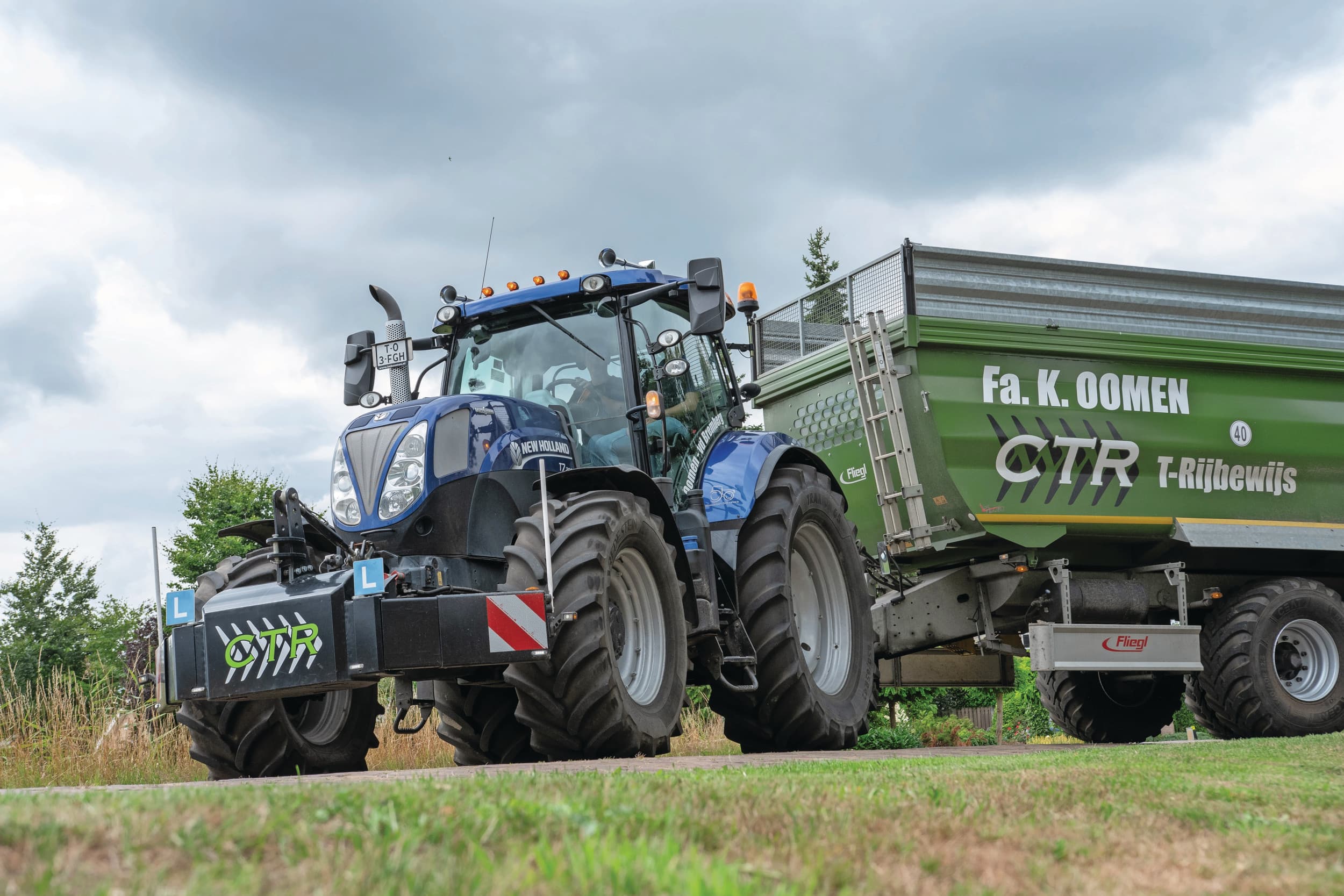 Vanaf vijftieneneenhalf jaar mag je het theorie-examen doen en als je zestien bent mag je afrijden. Een spannend moment, want het trekkerrijbewijs is vaak je eerste rijbewijs. Foto's: Jacco van Erkelens