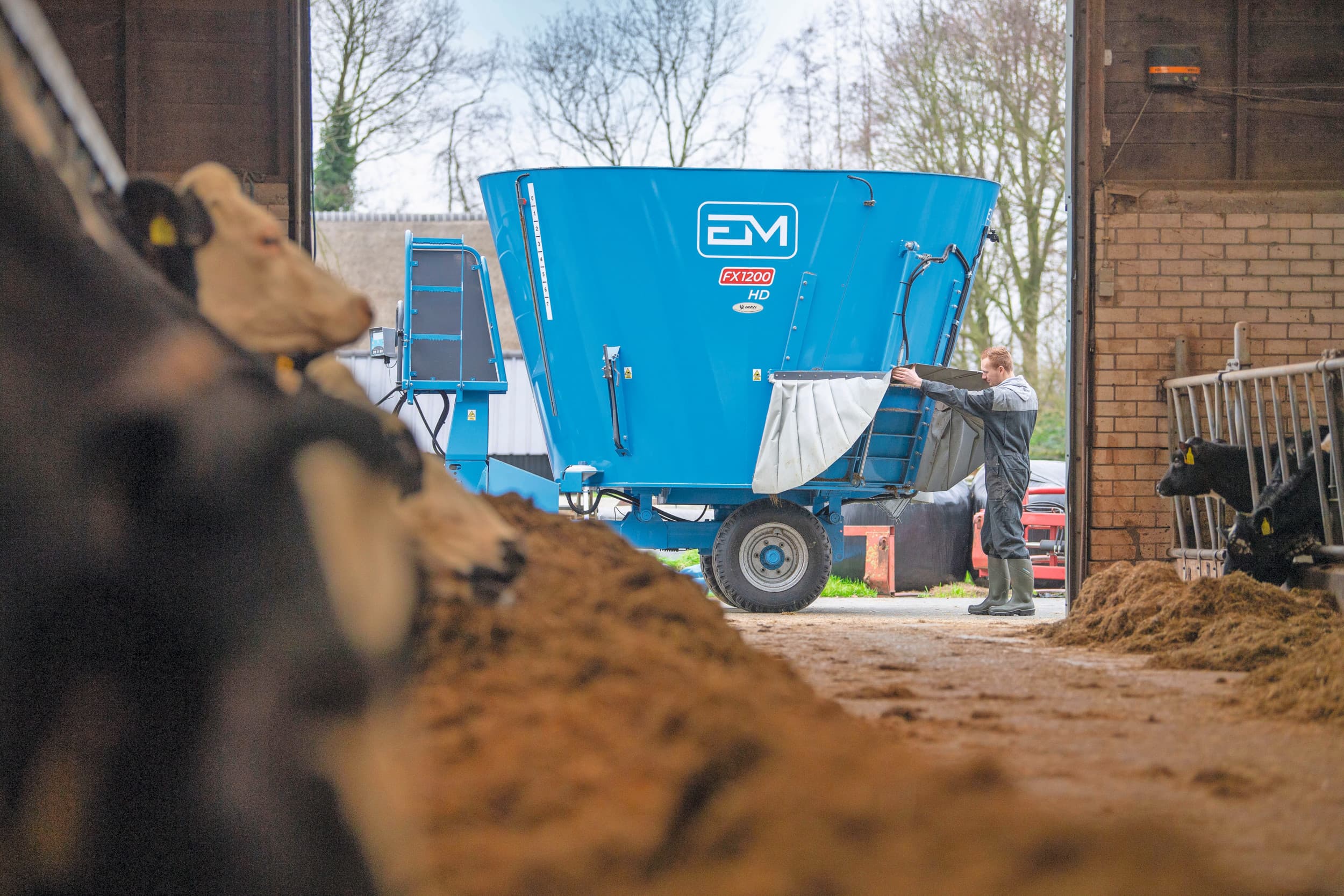 Regelmatig schoonmaken van de voermengwagen houdt de machine veilig en efficiënt. Foto: Mark Pasveer.