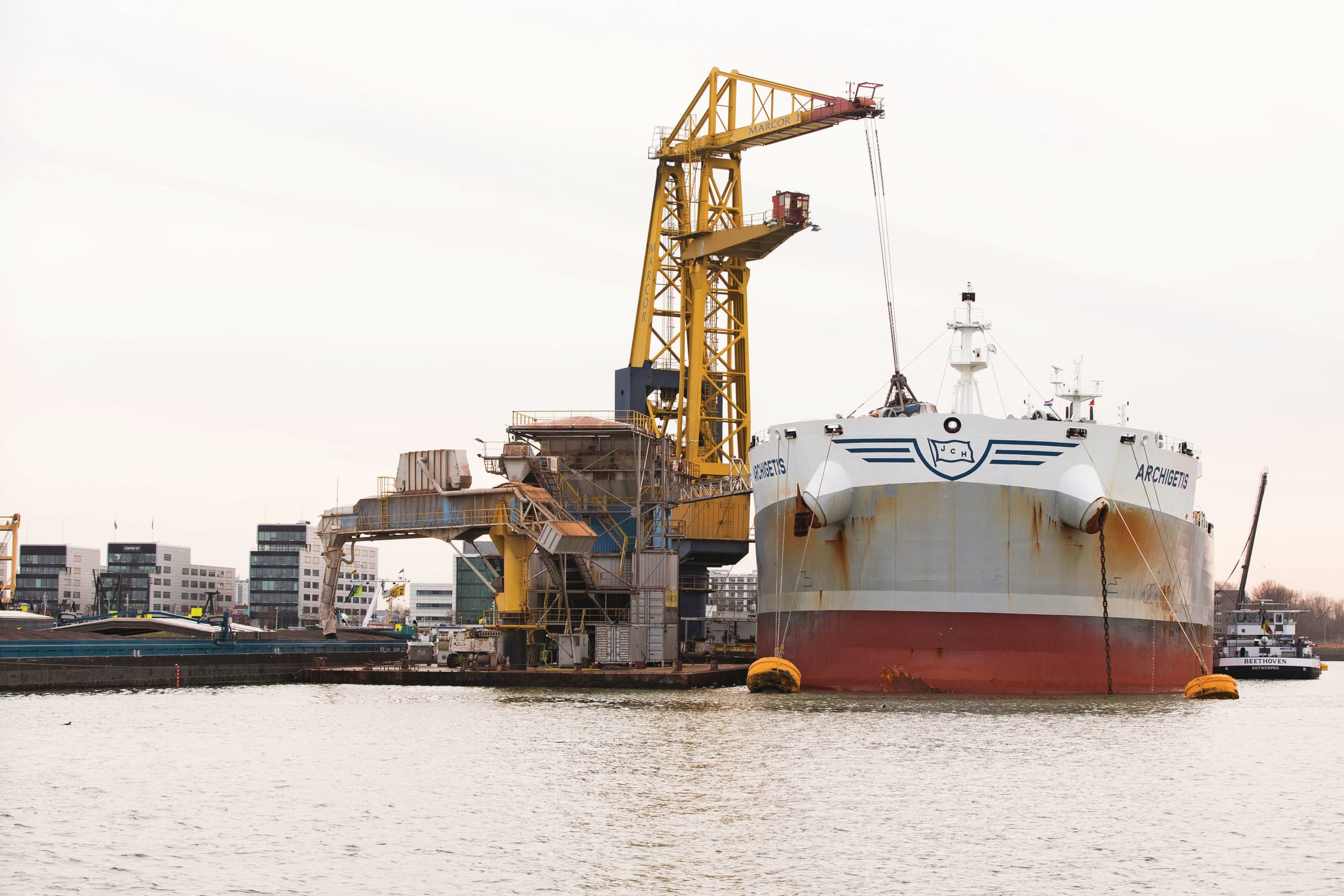 Overslag in Rotterdamse haven. In de recente handelsdeal met de VS heeft de EU al flinke concessies gedaan, waaronder acceptatie van verhoogde Amerikaanse importheffingen en meer markttoegang voor Amerikaanse landbouwproducten. Foto: Koos Groenewold