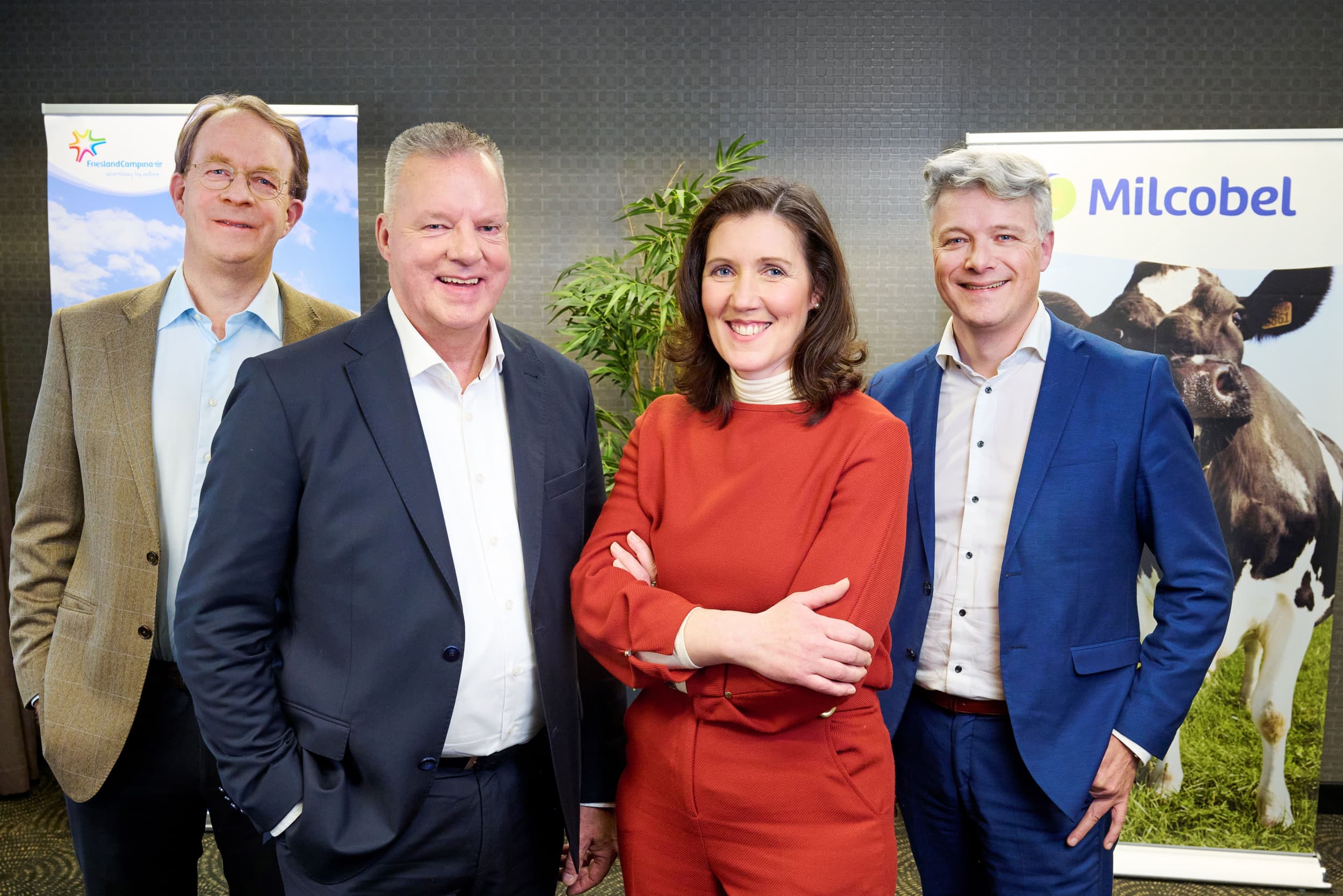 V.l.n.r. CEO Van Karnebeek en voorzitter Attema (FrieslandCampina) en voorzitter Eckhaut en CEO Grugeon (Milcobel). Foto: FrieslandCampina