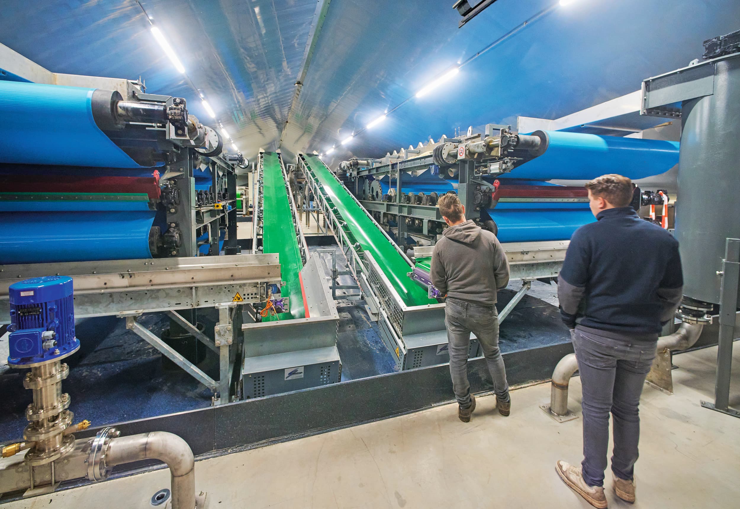 Op de verdiepingsvloer van de nieuwe hal staan twee enorme zeefbandpersen om de dikke- van de dunne fracties van de mest en het digestaat te scheiden. De dikke fractie wordt gehygiëniseerd, zodat het de grens over mag. Foto's: Van Assendelft fotografie