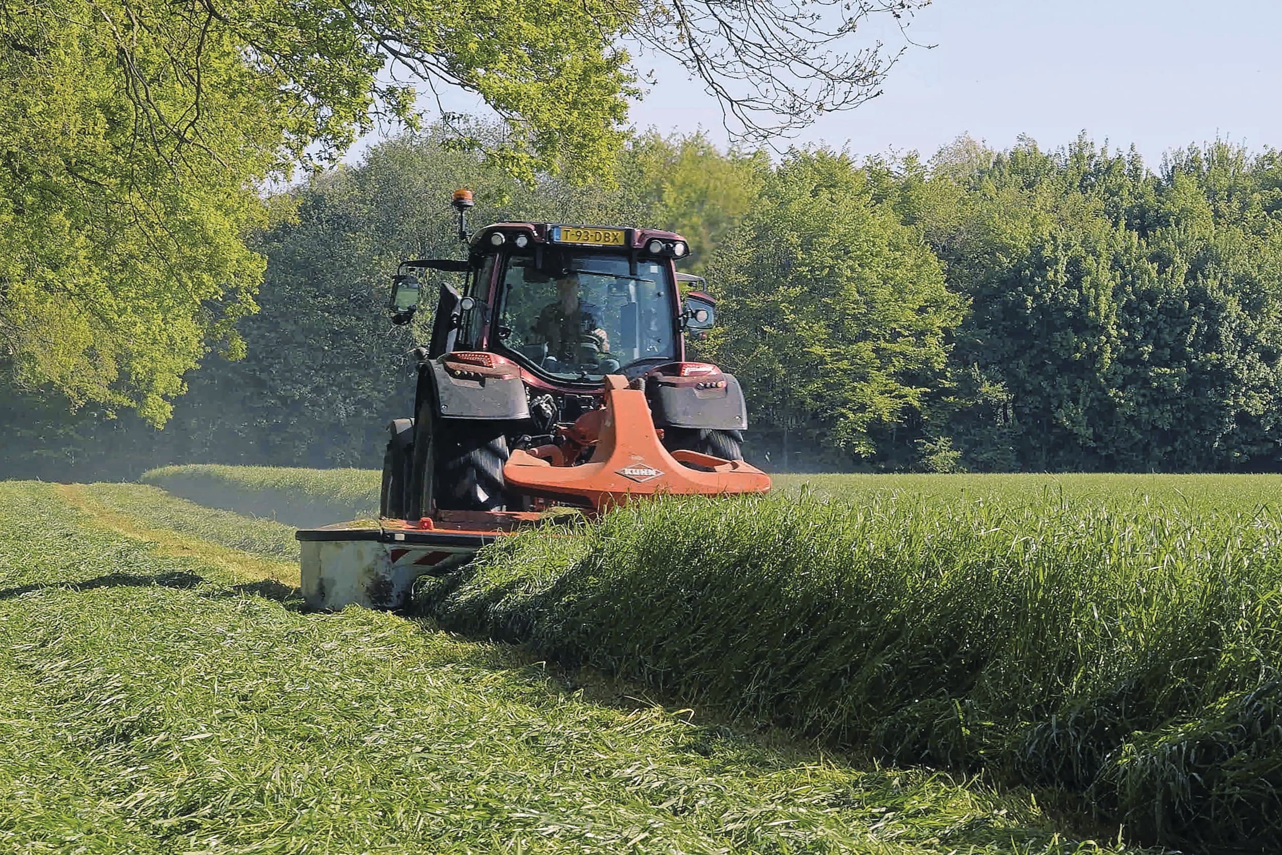 Melkveehouder Albert Roekevis uit Lochem (Gld.) maait de eerste snede gras achteruit met zijn Valtra-trekker. De video over deze werkwijze was in 2025 de meest bekeken video van Boerderij. Foto: Boerderij