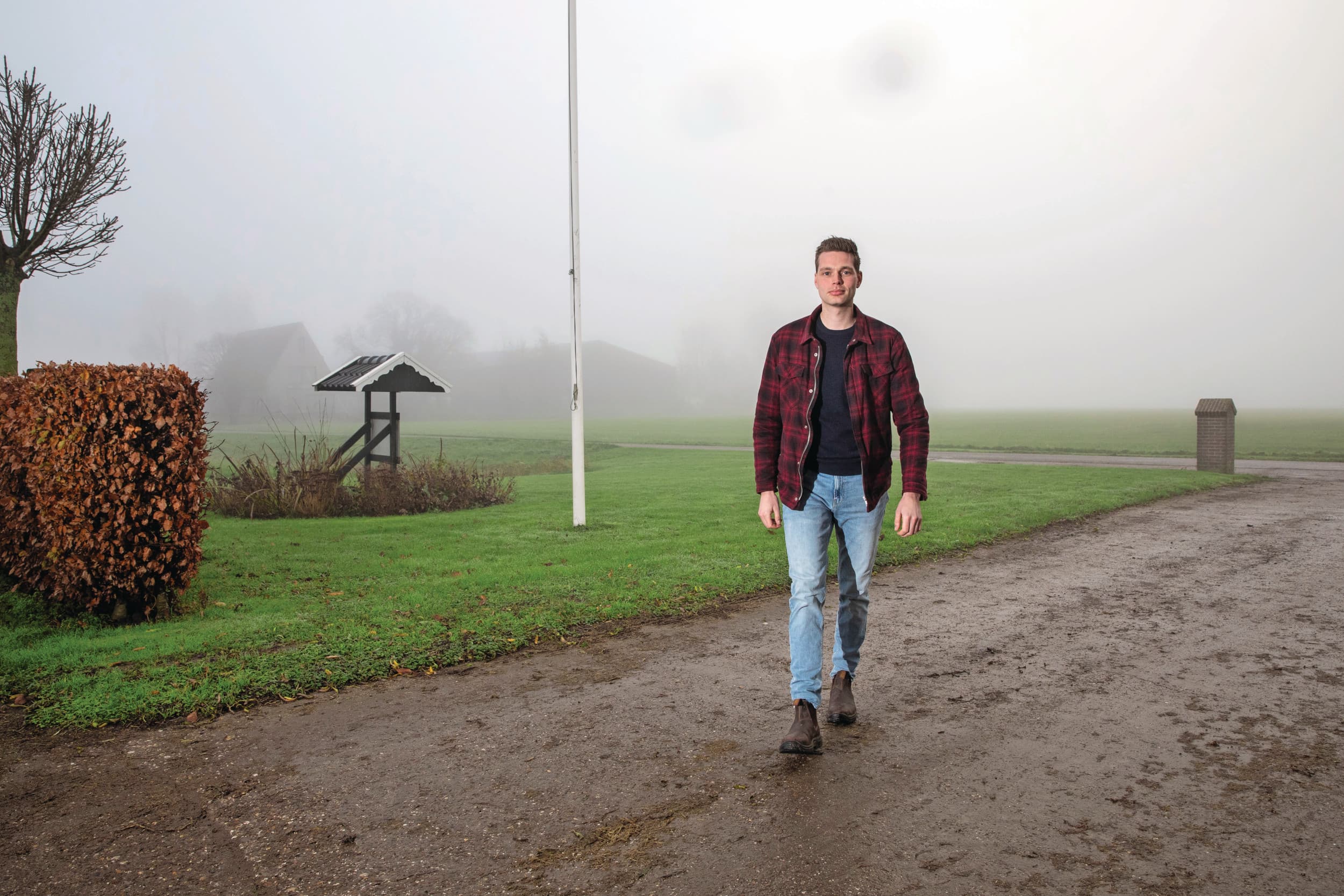 Het droombedrijf van Sjoerd Ynze hoeft niet groot te zijn. Zo’n 150 koeien lijkt hem mooi. 'Het zou fijn zijn als het een nette, overzichtelijke plek is, waar de koeien goed verzorgd worden, waar ik met plezier kan werken en waar ik stap voor stap verder kan bouwen.' Foto: Anne van der Woude