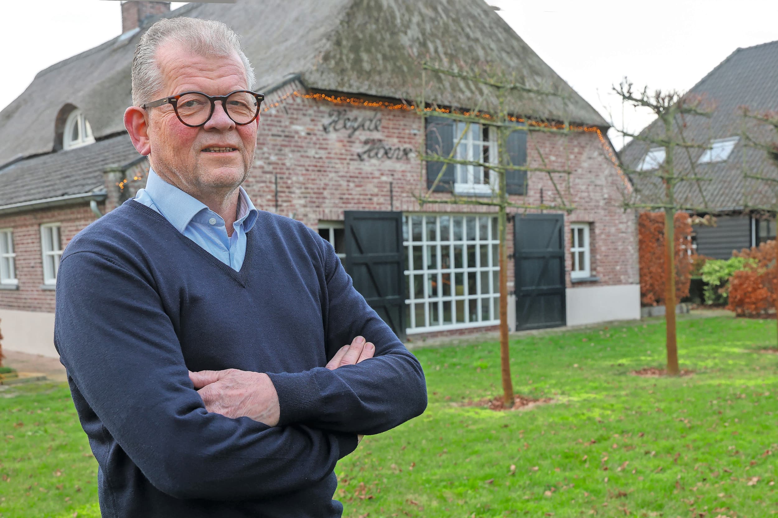 Tiny Schepers voor zijn boerderij Heyde Hoeve. De naam van deze historische boerderij staat al vanaf 1300 beschreven op oude kaarten van het gebied. Vanuit hier heeft de voormalig varkenshouder de varkensketen Heihoef opgestart. Foto’s: Bert Jansen