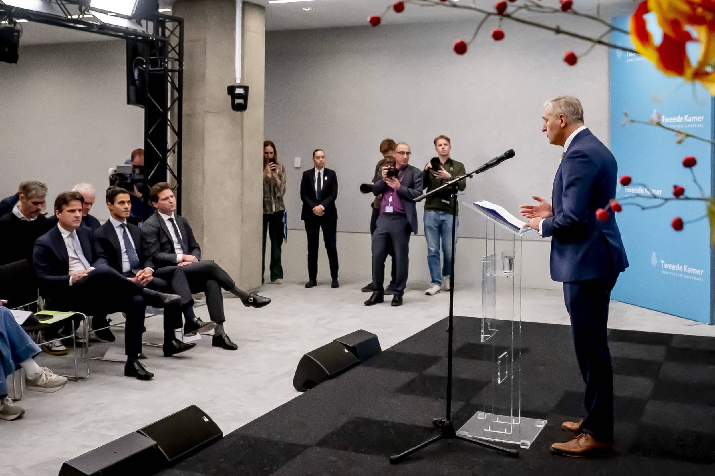 Presentatie van het tussenverslag en de agenda door de informateur Sybrand Buma en overhandiging aan de voorzitter van de Tweede Kamer Thom van Campen in aanwezigheid van Rob Jetten (D66) en Henri Bontenbal. Foto: ANP /Hollandse Hoogte /Robin Utrecht