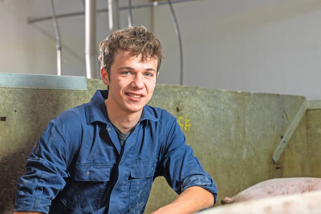 Fedde de Jong (21) woont in het Friese Sint Nicolaasga. Hij werkt vier dagen op het gesloten zeugenbedrijf van Corné en Lynn Elshof in Sonnega (Fr.) en is een dag per week werkzaam op het bedrijf van zijn oom Abele de Jong in Tjerkgaast (Fr.).