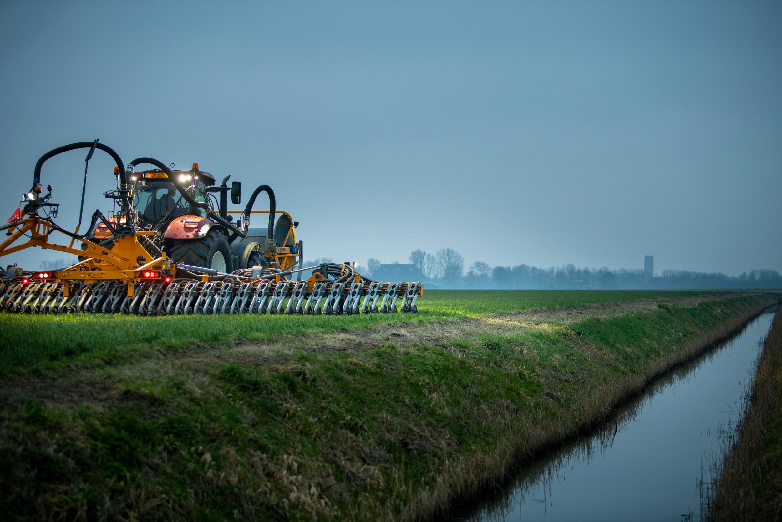 De Tweede Kamer wil het huidige zevende actieprogramma nitraatrichtlijn voorlopig verlengen en zet een pas op de plaats met het achtste actieprogramma. Daardoor blijven de bestaande bufferstroken en regels voor kalenderlandbouw van kracht. Foto: Mark Pasveer
