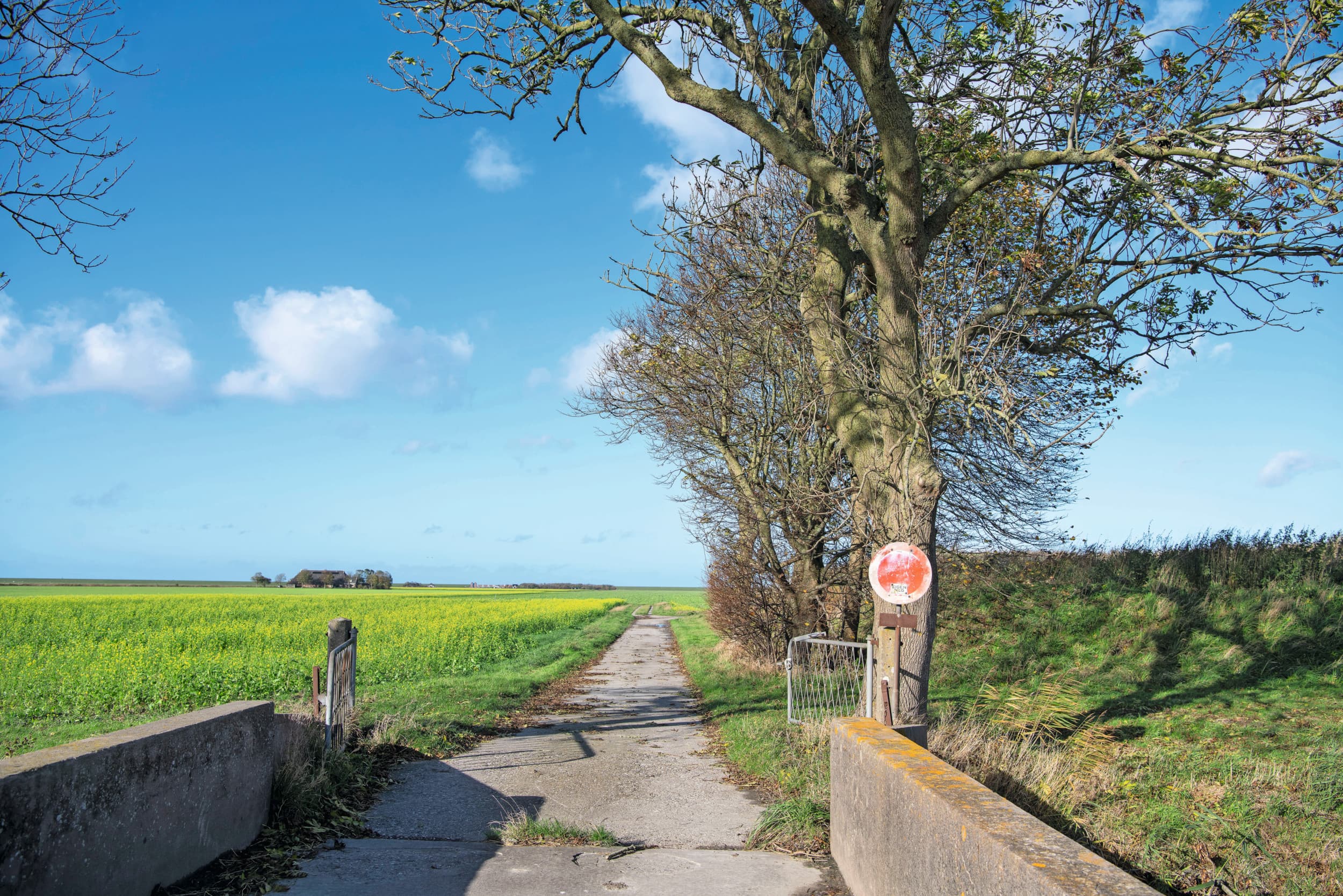 Is een weg of pad openbaar toegankelijk of niet? Over de status van plattelandswegen en -paden is vaak gedoe. Een recente uitspraak werpt licht op de zaak. Foto: Mark Pasveer